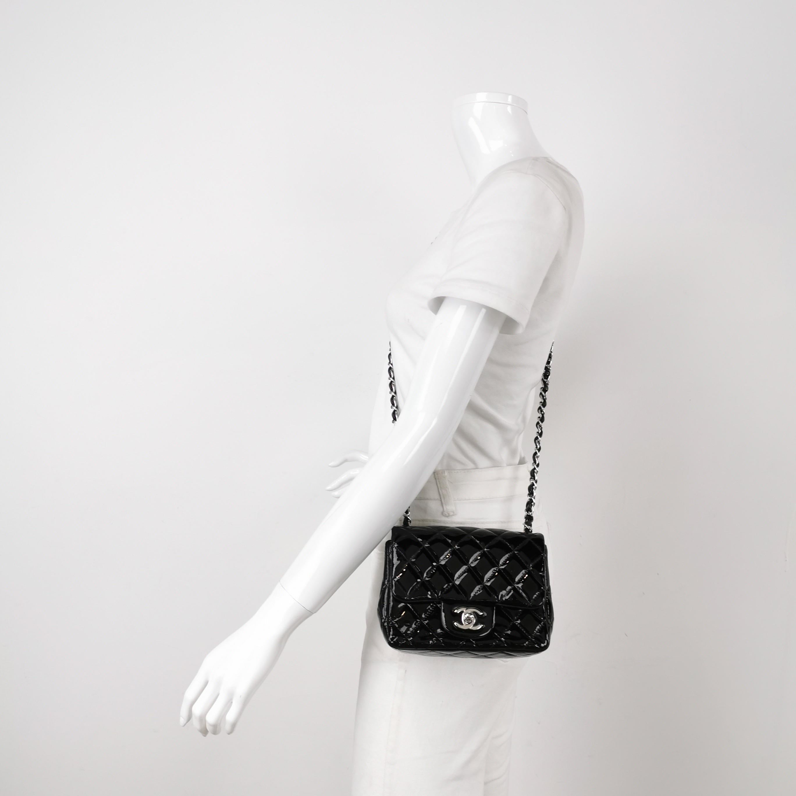 ÉTAT : TRÈS BON

Cet article d'occasion est en très bon état avec quelques signes d'utilisation. Légères éraflures sur la quincaillerie et le cuir. 

DÉTAILS :

Circa 2014
Série 19
CHANEL
Rabat classique
Cuir verni
Couleur noire
quilting en