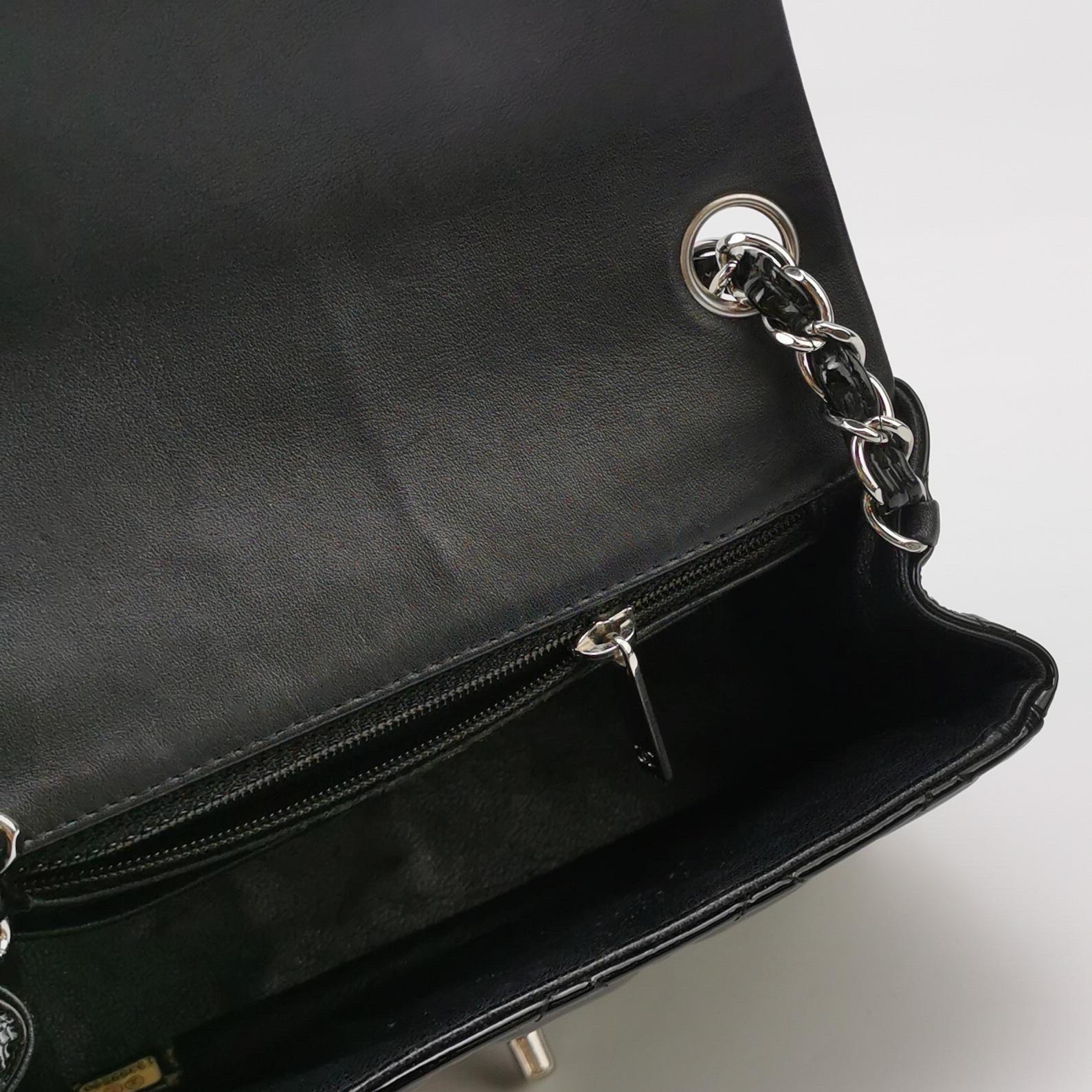 Chanel Classic Flap Mini Square Black Patent Lambskin Crossbody Bag 2014 en vente 4