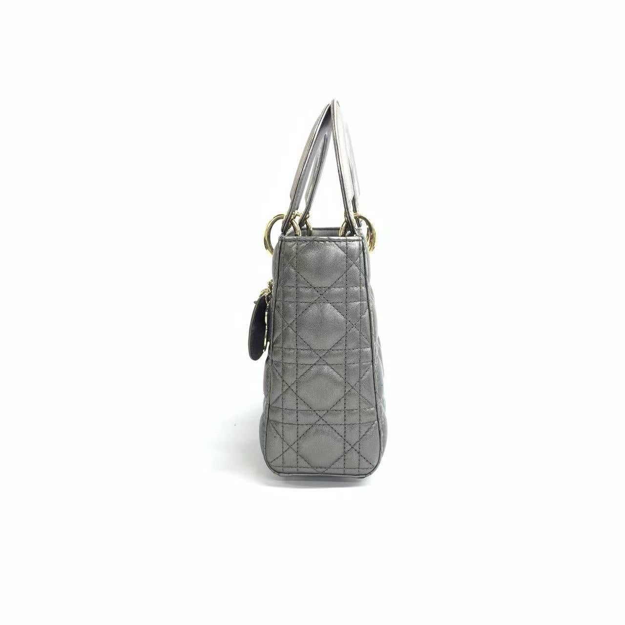 ÉTAT : EXCELLENT

Ce Lady Dior authentique d'occasion est en excellent état avec de légers signes d'usure. Les coins et les poignées sont frottés. Légères éraflures sur le cuir et la quincaillerie. 

DÉTAILS :

Marque : Dior
Modèle : Mon