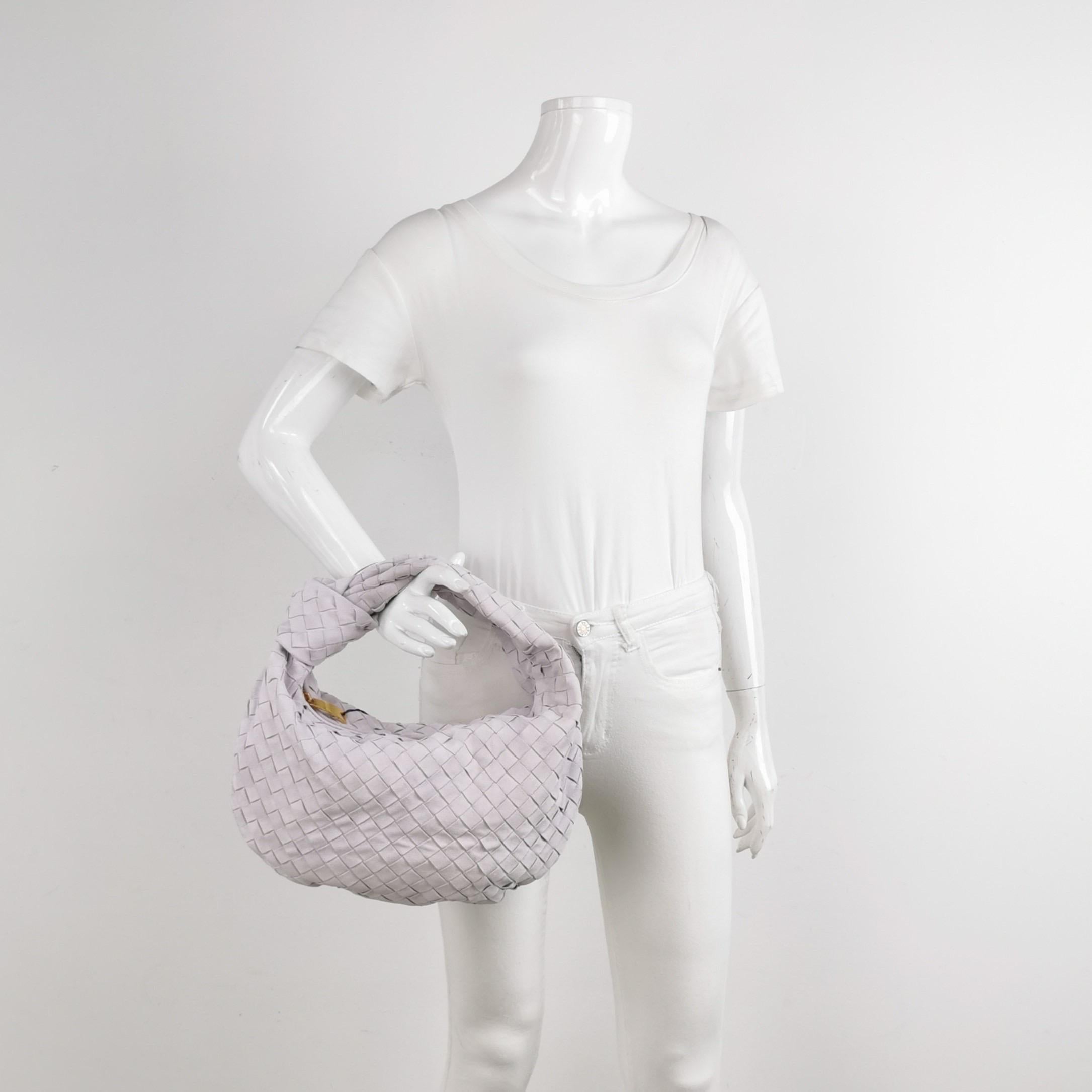 Bottega Veneta Teen Jodie Daim Lavé Violet
 Il s'agit de photos professionnelles du sac.
 Le sac Bottega Veneta Jodie Medium Beige en cuir d'agneau offre l'équilibre parfait entre praticité et luxe. Son format moyen en fait le sac idéal pour tous