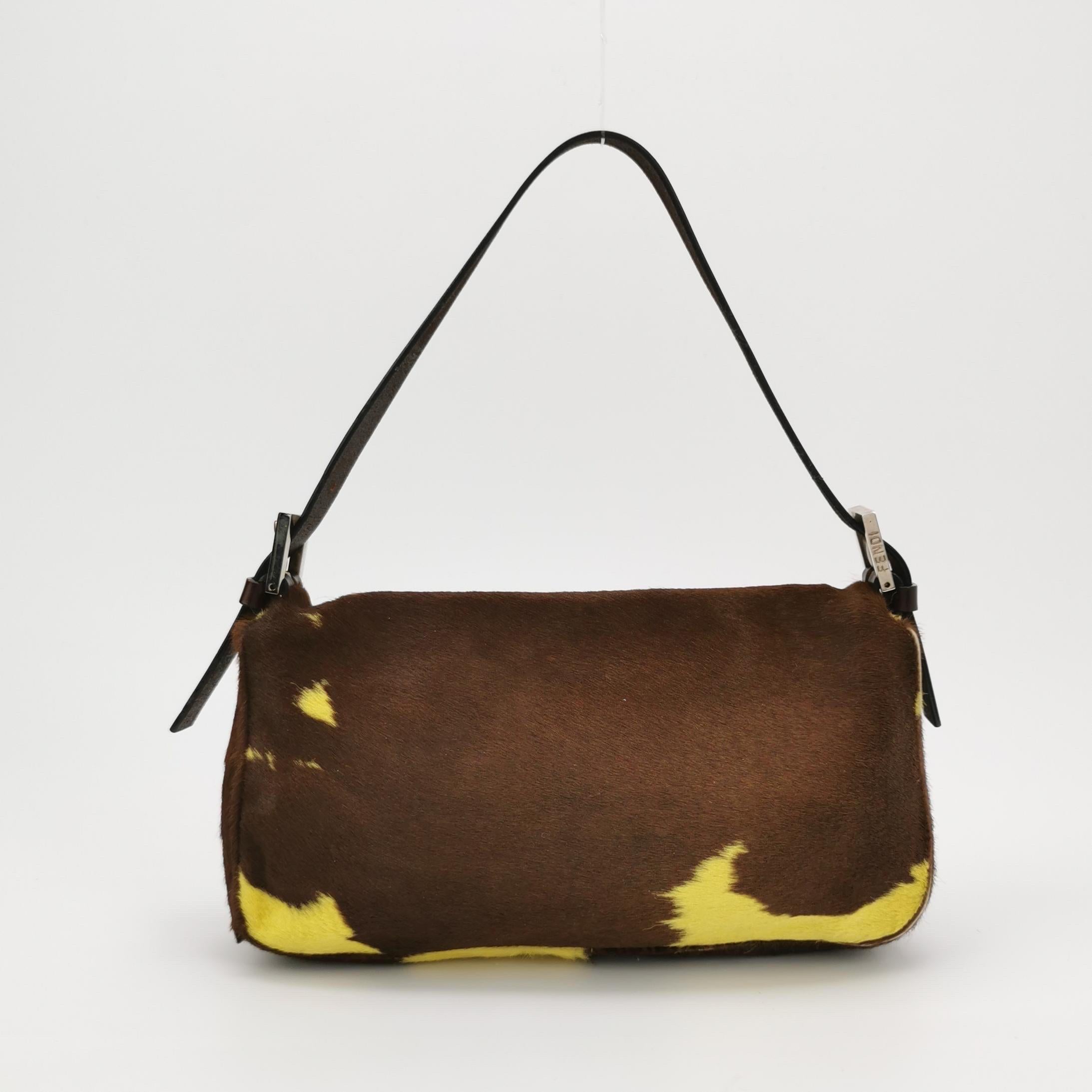 Nero Borsa a tracolla Fendi Baguette in pelle di vitello stile pony con stampa mucca gialla in vendita