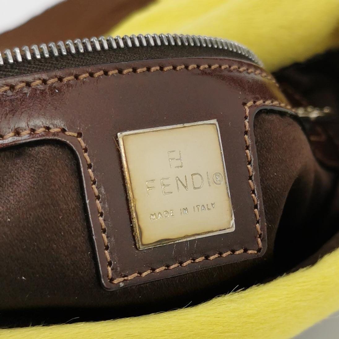 Borsa a tracolla Fendi Baguette in pelle di vitello stile pony con stampa mucca gialla in vendita 1