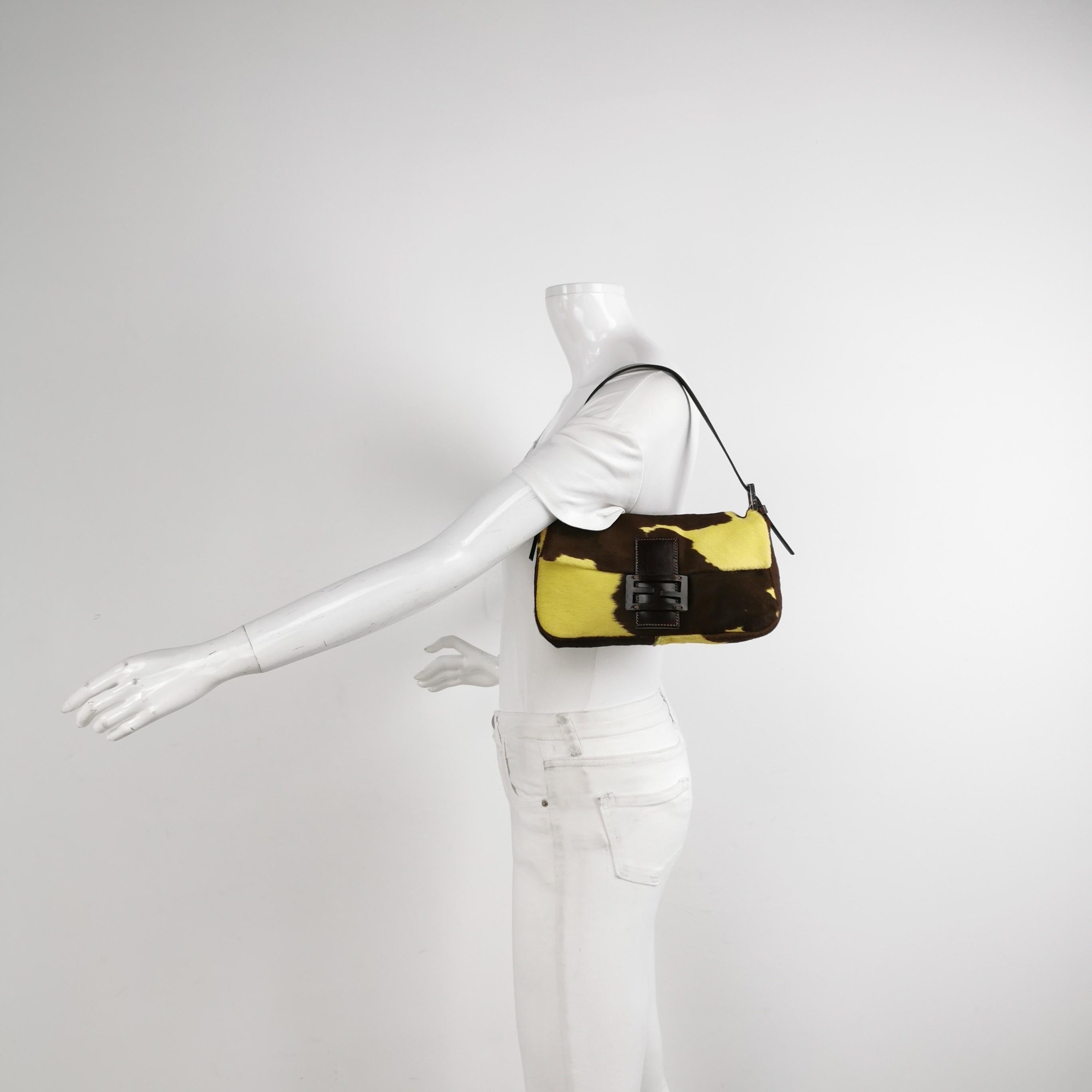 Anticipa la curva della moda con la borsa a tracolla in pelo di pony Baguette di Fendi, con stampa di mucca rosa. Realizzata in cavallino e pelle di vitello di alta qualità, questa borsa trasuda chic da mob wife. In ottime condizioni, con solo un