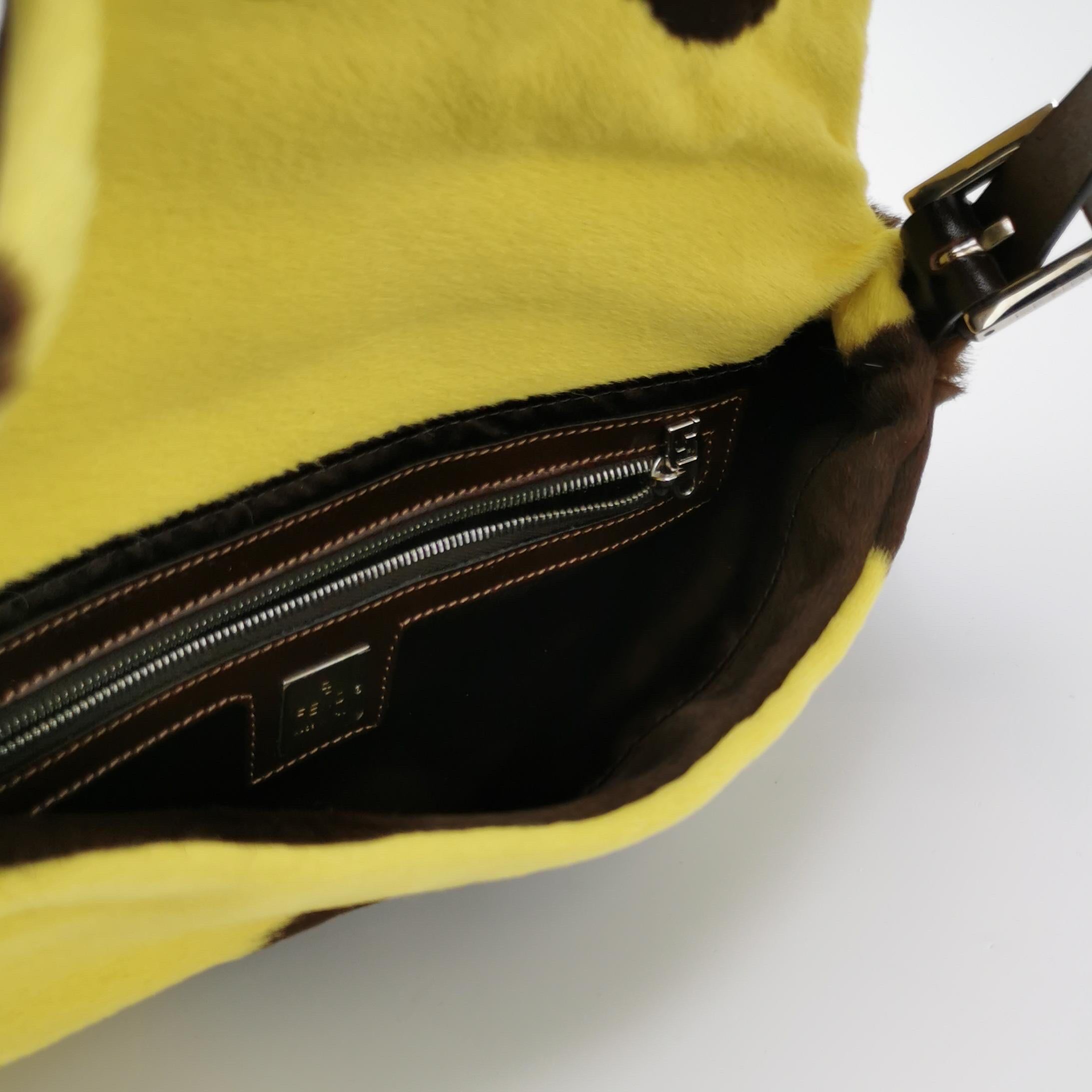 Borsa a tracolla Fendi Baguette in pelle di vitello stile pony con stampa mucca gialla in vendita 2