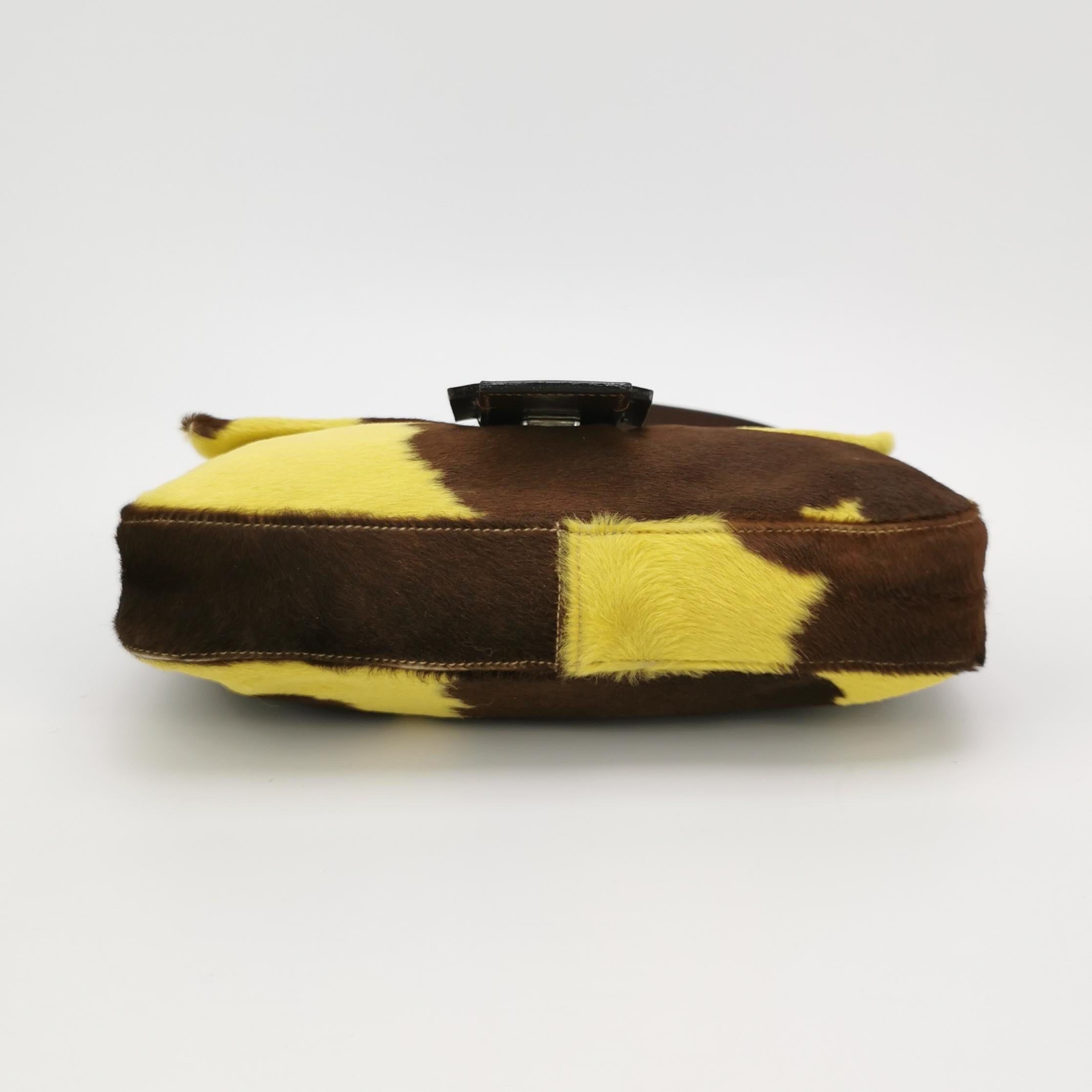Borsa a tracolla Fendi Baguette in pelle di vitello stile pony con stampa mucca gialla in vendita 3