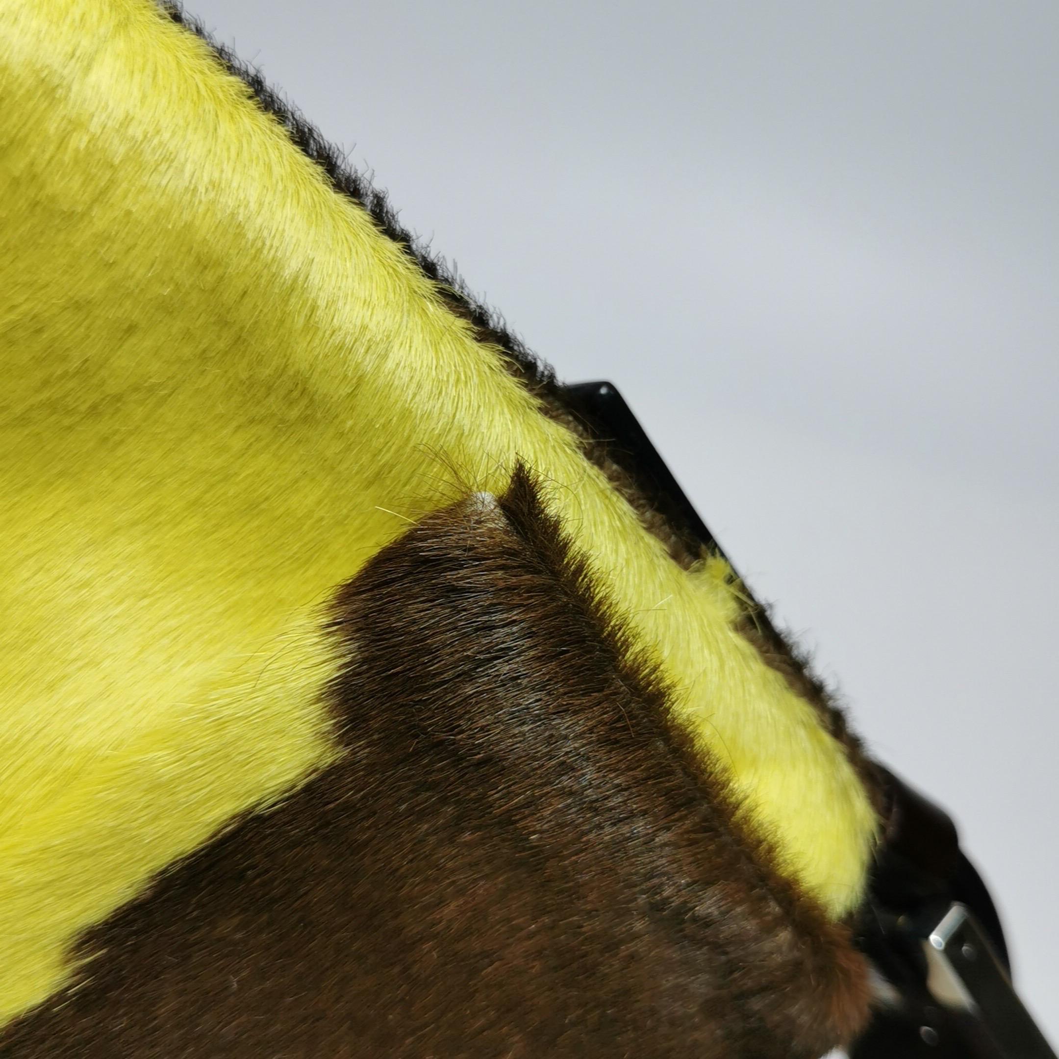 Borsa a tracolla Fendi Baguette in pelle di vitello stile pony con stampa mucca gialla in vendita 5