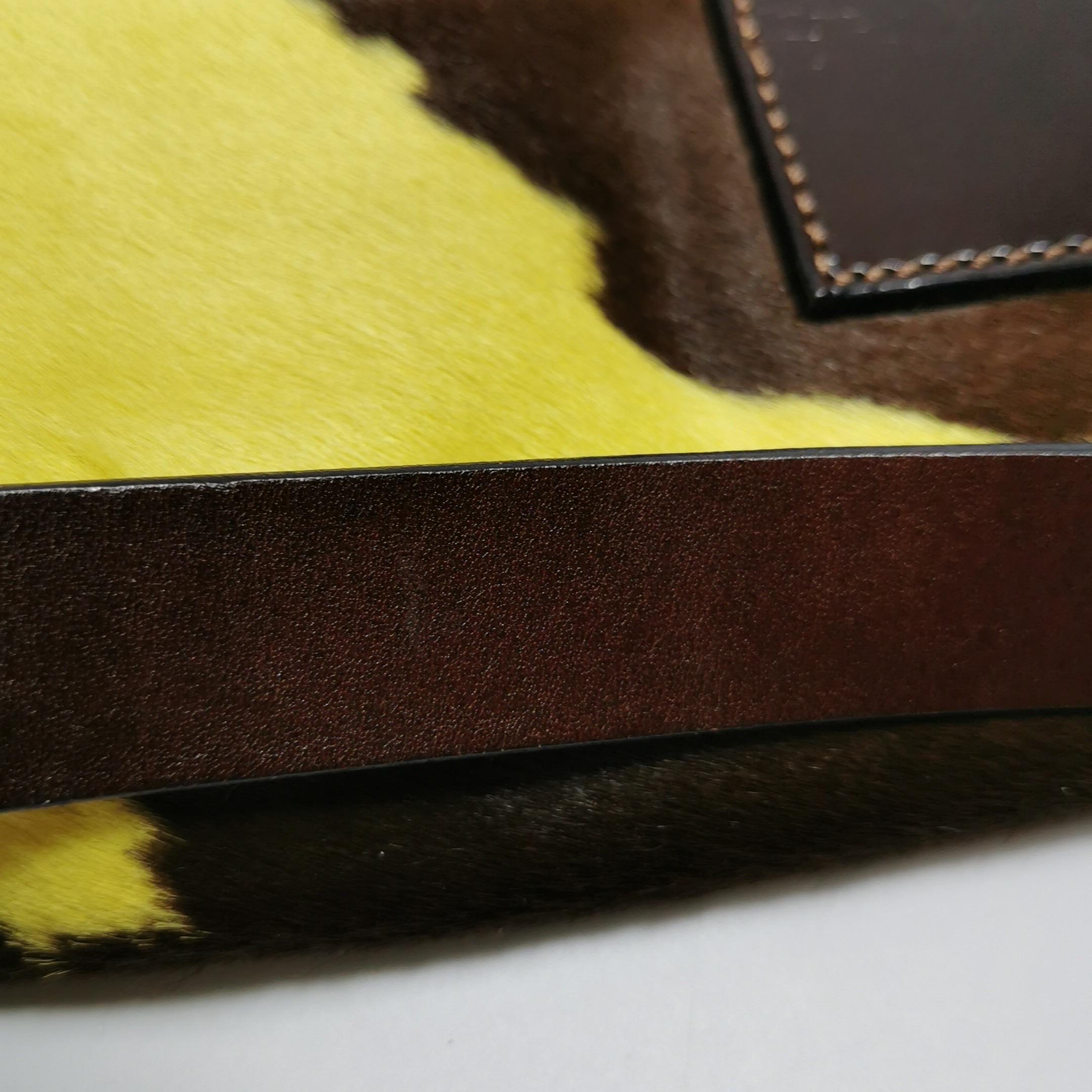 Borsa a tracolla Fendi Baguette in pelle di vitello stile pony con stampa mucca gialla in vendita 7
