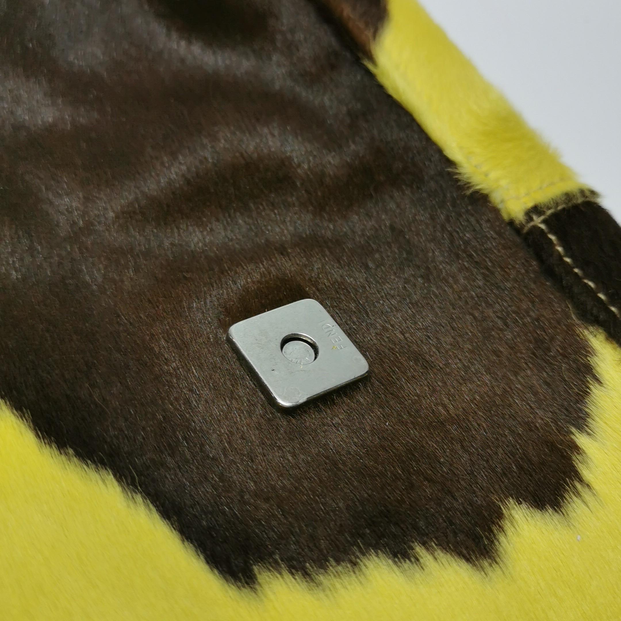 Borsa a tracolla Fendi Baguette in pelle di vitello stile pony con stampa mucca gialla in vendita 9