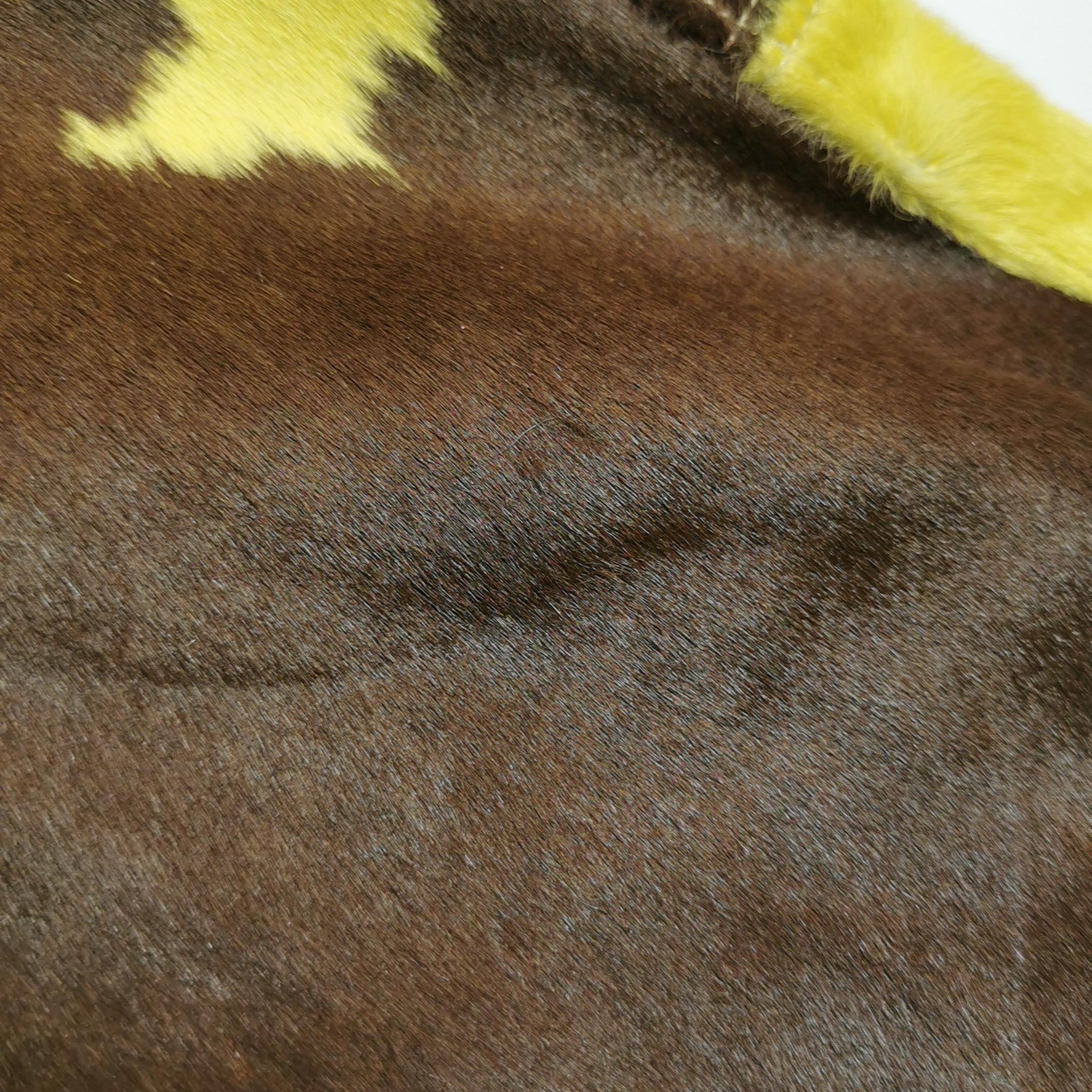 Borsa a tracolla Fendi Baguette in pelle di vitello stile pony con stampa mucca gialla in vendita 10