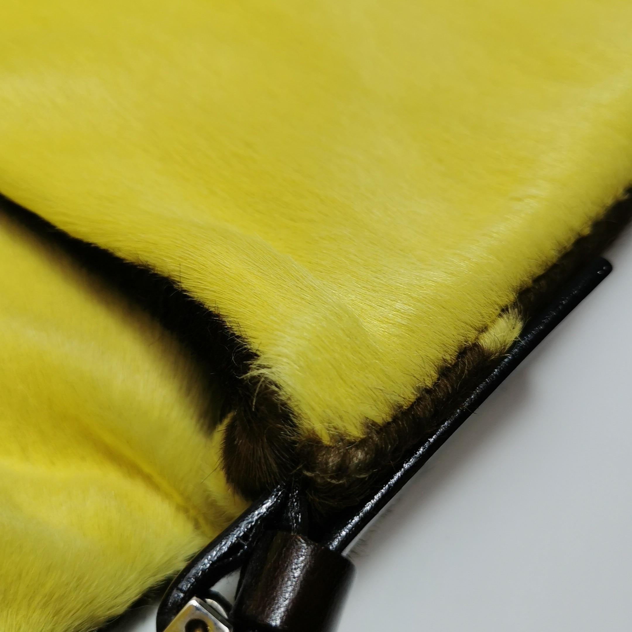 Borsa a tracolla Fendi Baguette in pelle di vitello stile pony con stampa mucca gialla in vendita 11