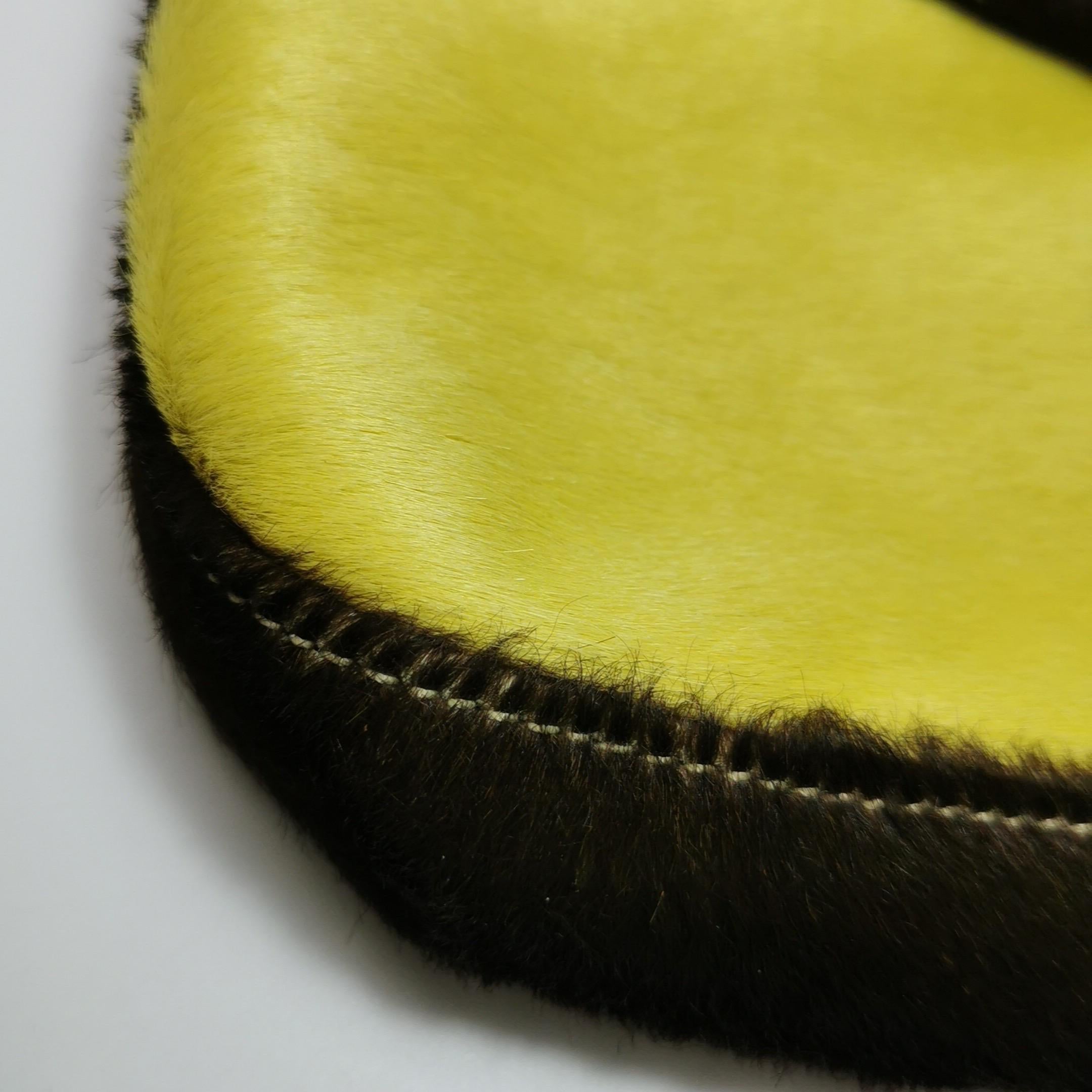 Borsa a tracolla Fendi Baguette in pelle di vitello stile pony con stampa mucca gialla in vendita 13