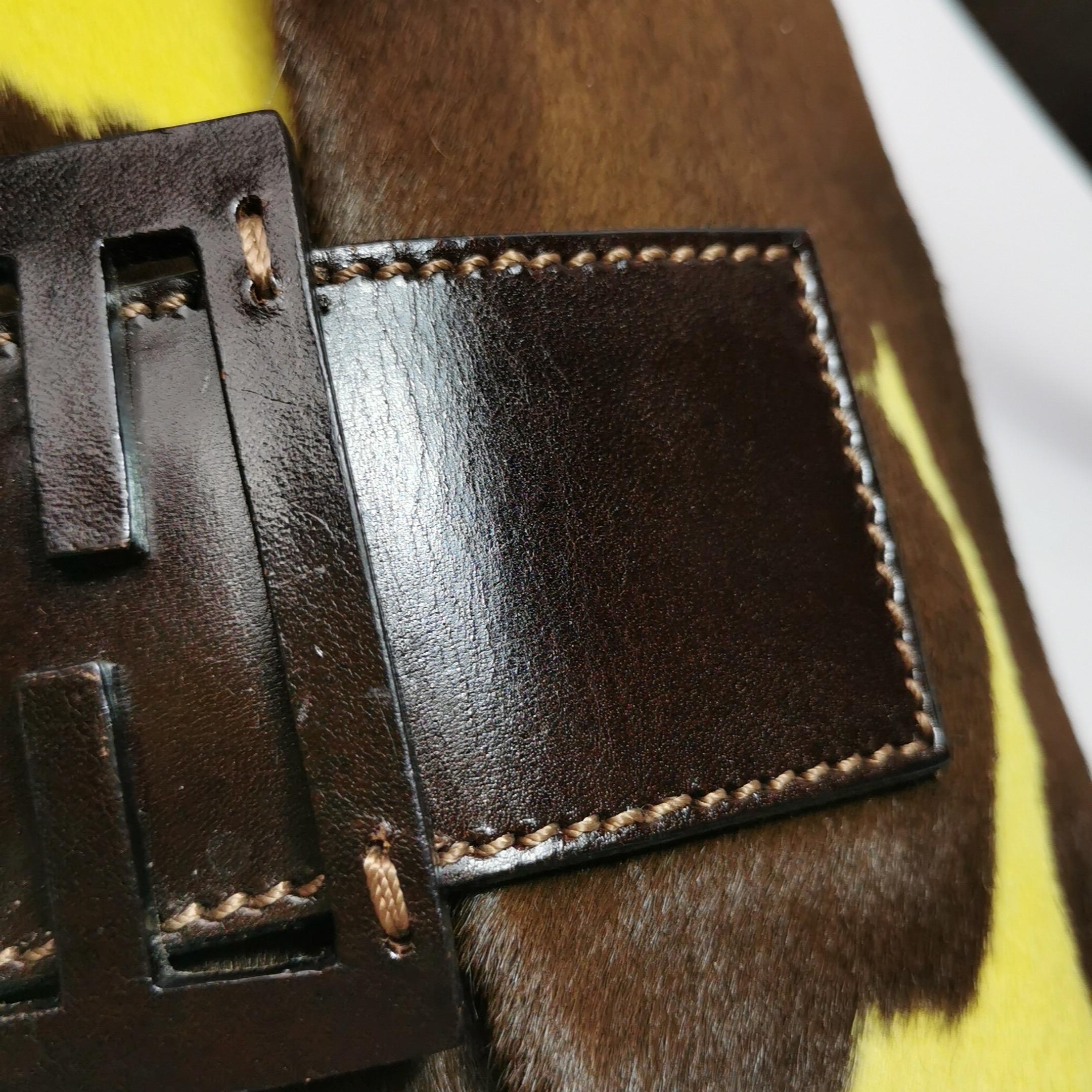 Borsa a tracolla Fendi Baguette in pelle di vitello stile pony con stampa mucca gialla in vendita 12