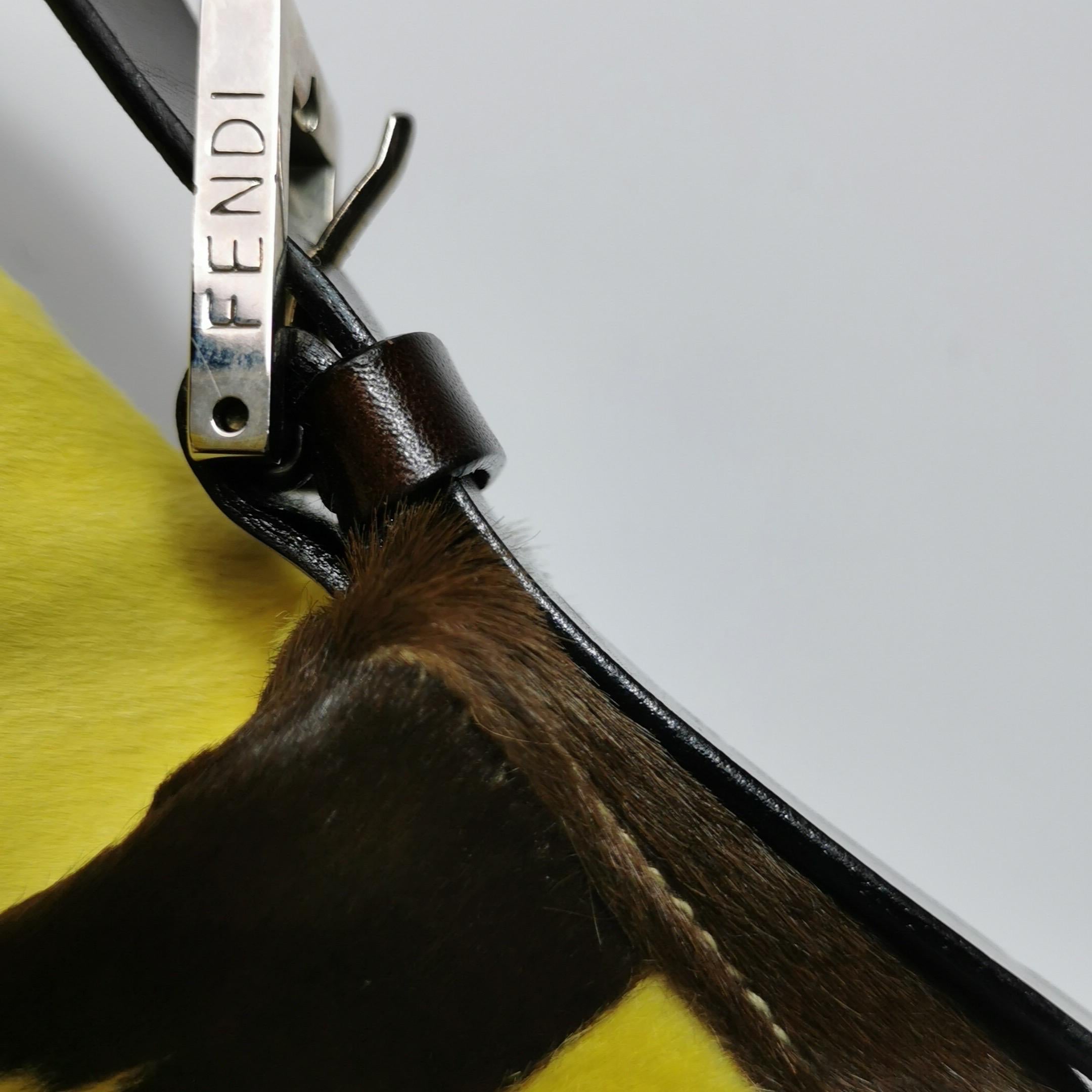 Borsa a tracolla Fendi Baguette in pelle di vitello stile pony con stampa mucca gialla in vendita 15