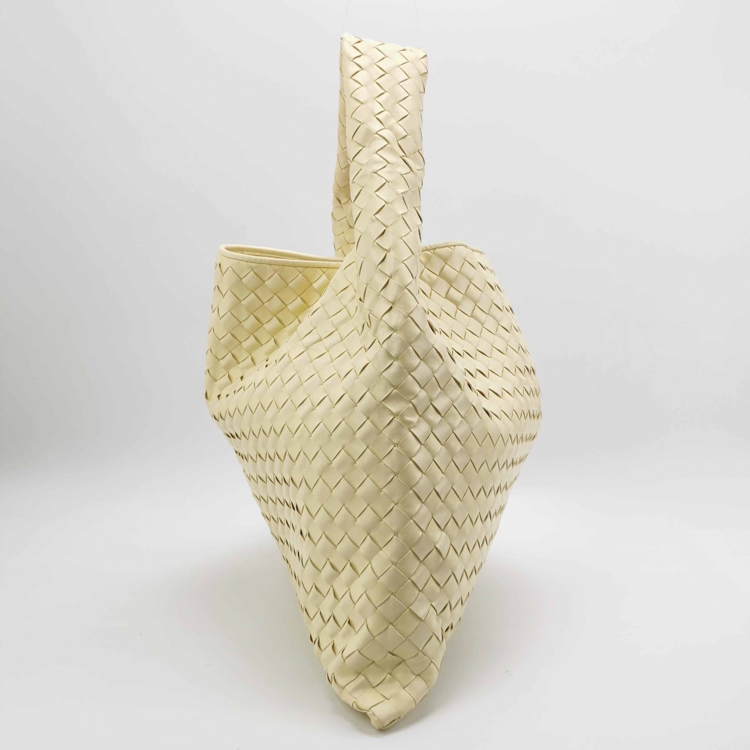 Bianco Bottega Veneta Hop Large Borsa Hobo in pelle giallo crema chiaro in vendita