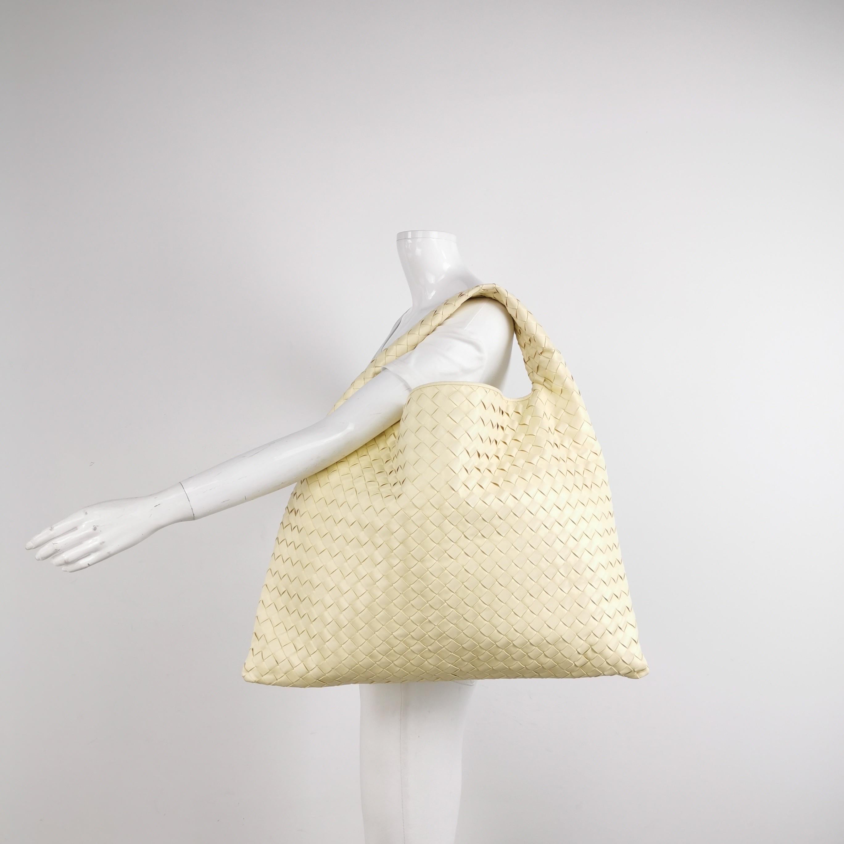 Questa borsa Bottega Veneta è un pezzo di lusso eccezionale, realizzato con l'iconica pelle di agnello con l'inconfondibile trama Intrecciato. Questa borsa è abbastanza capiente da contenere tutti i tuoi oggetti essenziali ed è l'accessorio perfetto