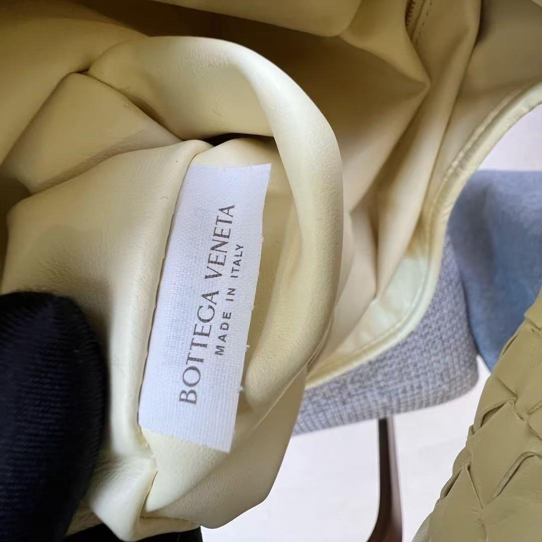Bottega Veneta Hop Large Borsa Hobo in pelle giallo crema chiaro in vendita 15
