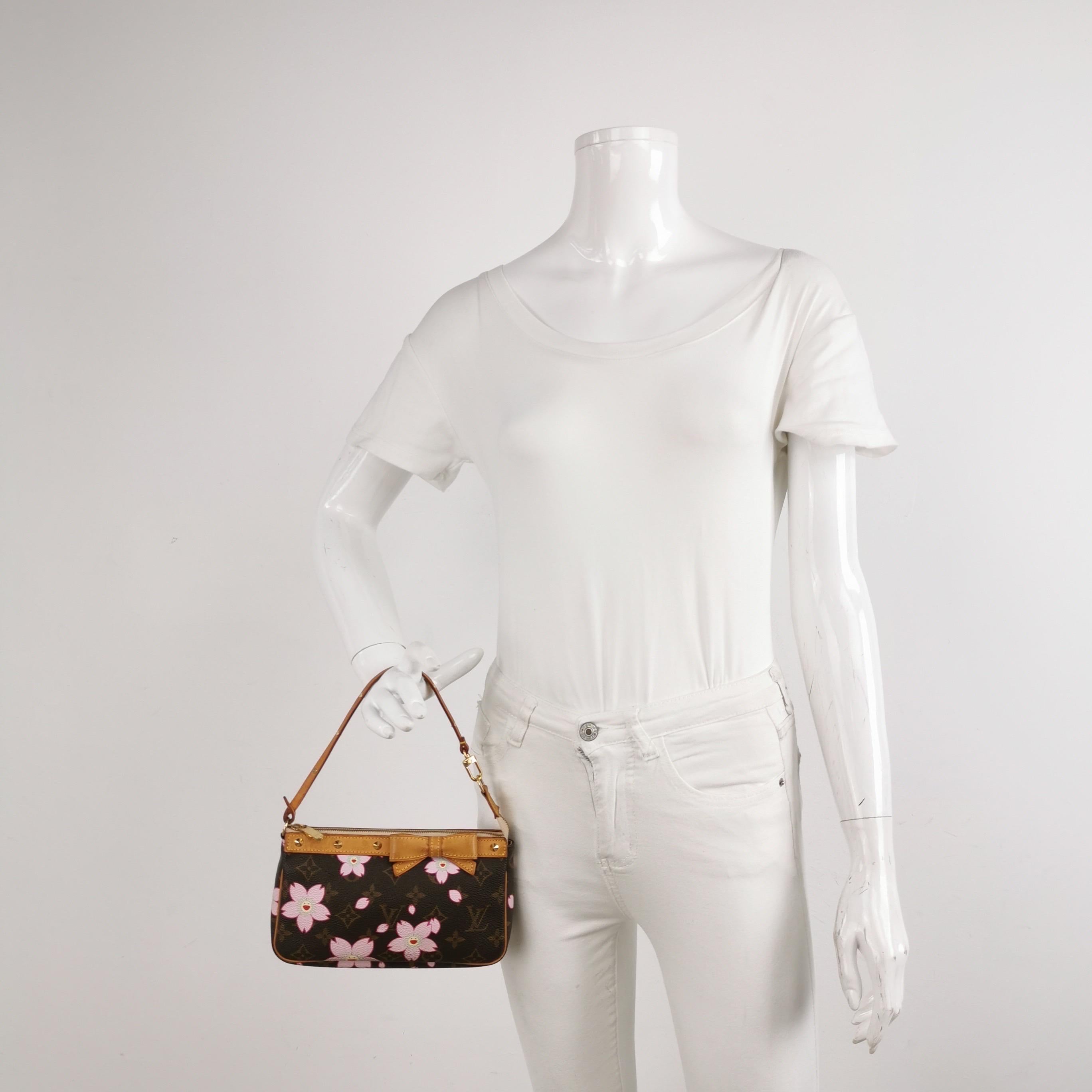 Louis Vuitton x Takashi Murakami Fiori di Ciliegio su Pochette Accessoire Monogram Marrone
 Queste sono foto professionali della borsa vera e propria.
 La Pochette Accessoire Bag è uno dei modelli più iconici della casa di moda francese Louis