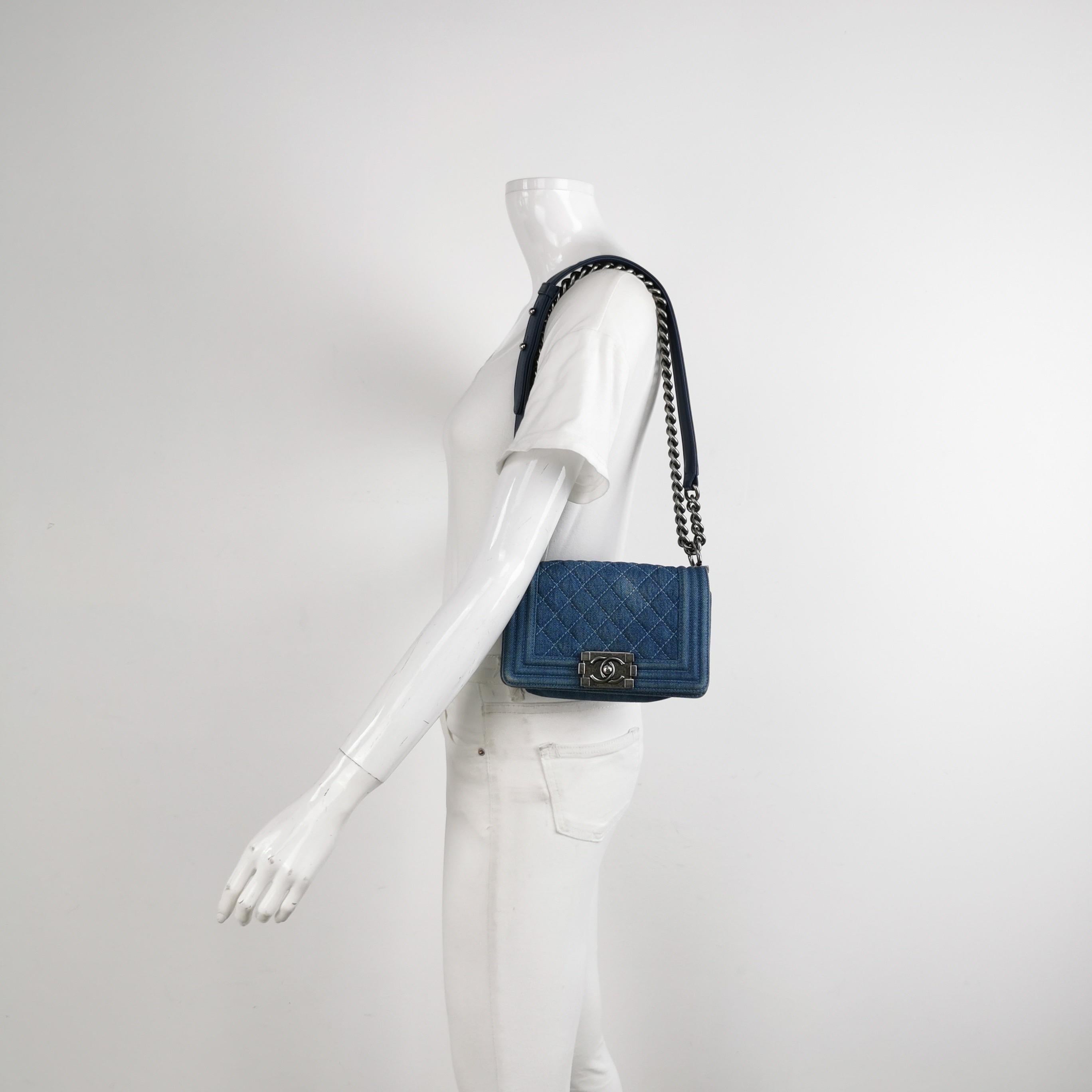 ÉTAT : EXCELLENT

Ce sac garçon Chanel authentique d'occasion est en excellent état avec de légers signes d'utilisation. Il peut s'agir de la décoloration de la matière qui donne au denim son aspect caractéristique. Les coins et les bords sont
