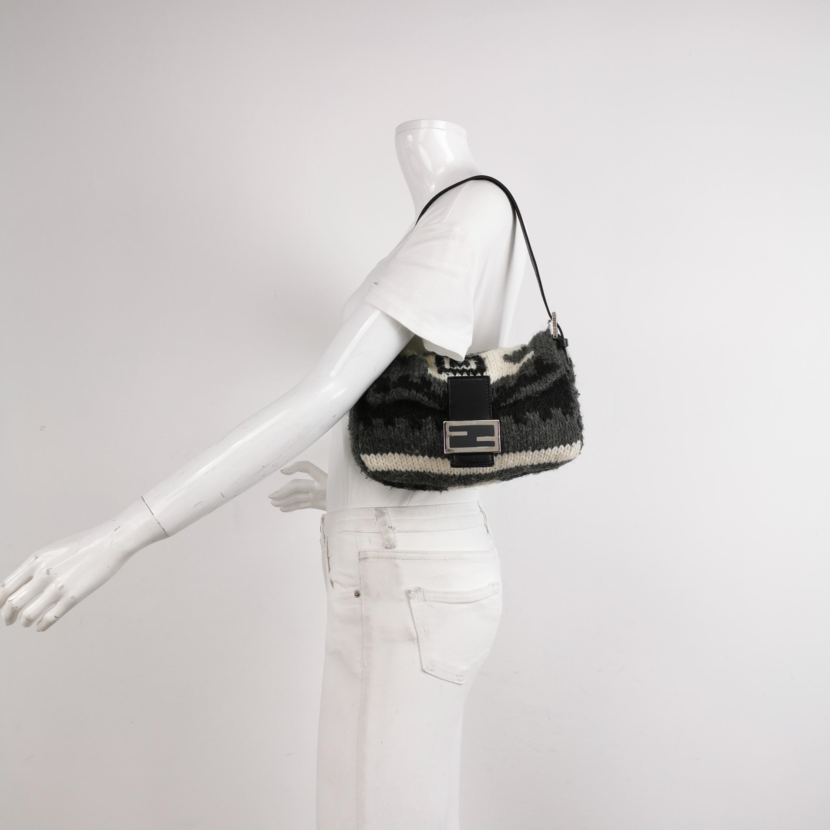 Borsa Baguette di Fendi Borsa a tracolla in maglia di lana grigia e bianca
 Queste sono foto professionali della borsa vera e propria.
 CONDIZIONE: ottime condizioni
 Questa borsa baguette Fendi presenta alcuni leggeri segni di usura. Leggeri