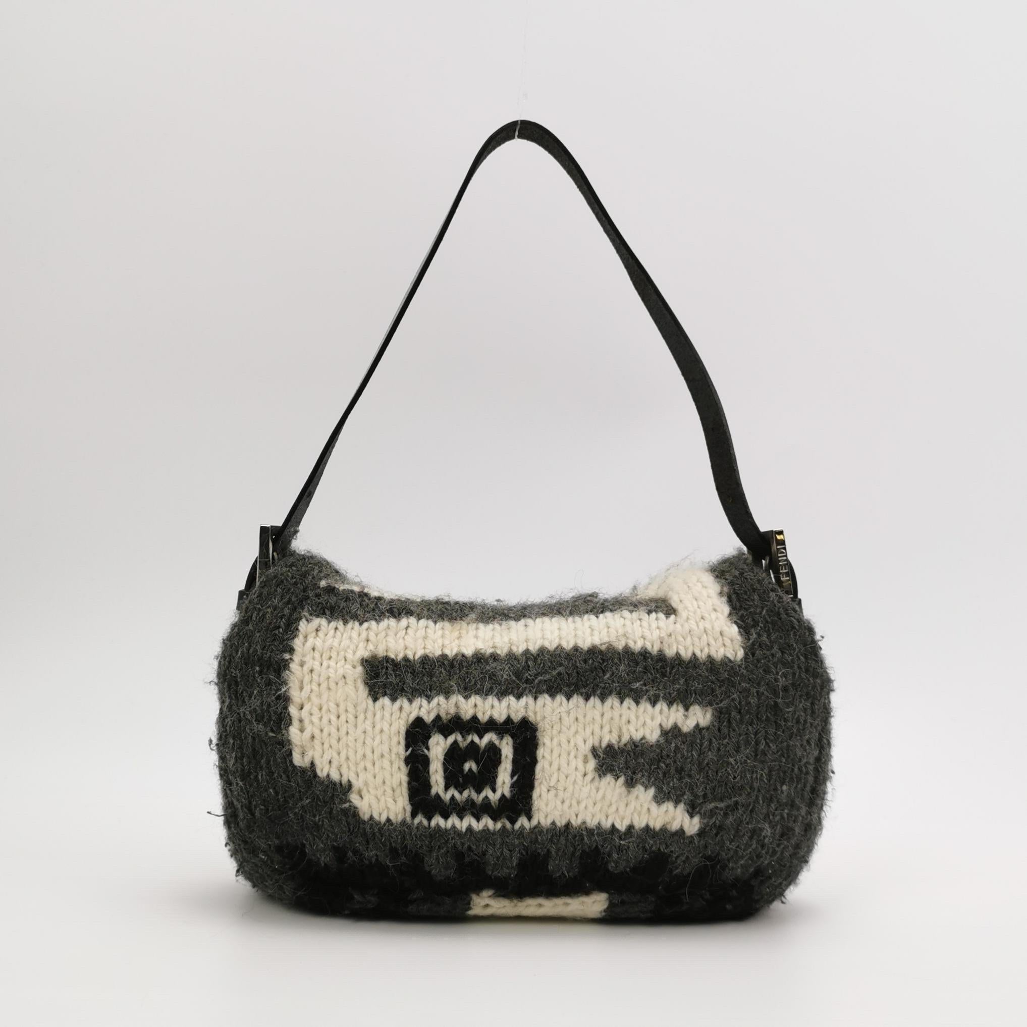 Grigio Borsa Baguette di Fendi Borsa a tracolla in maglia di lana grigia e bianca in vendita