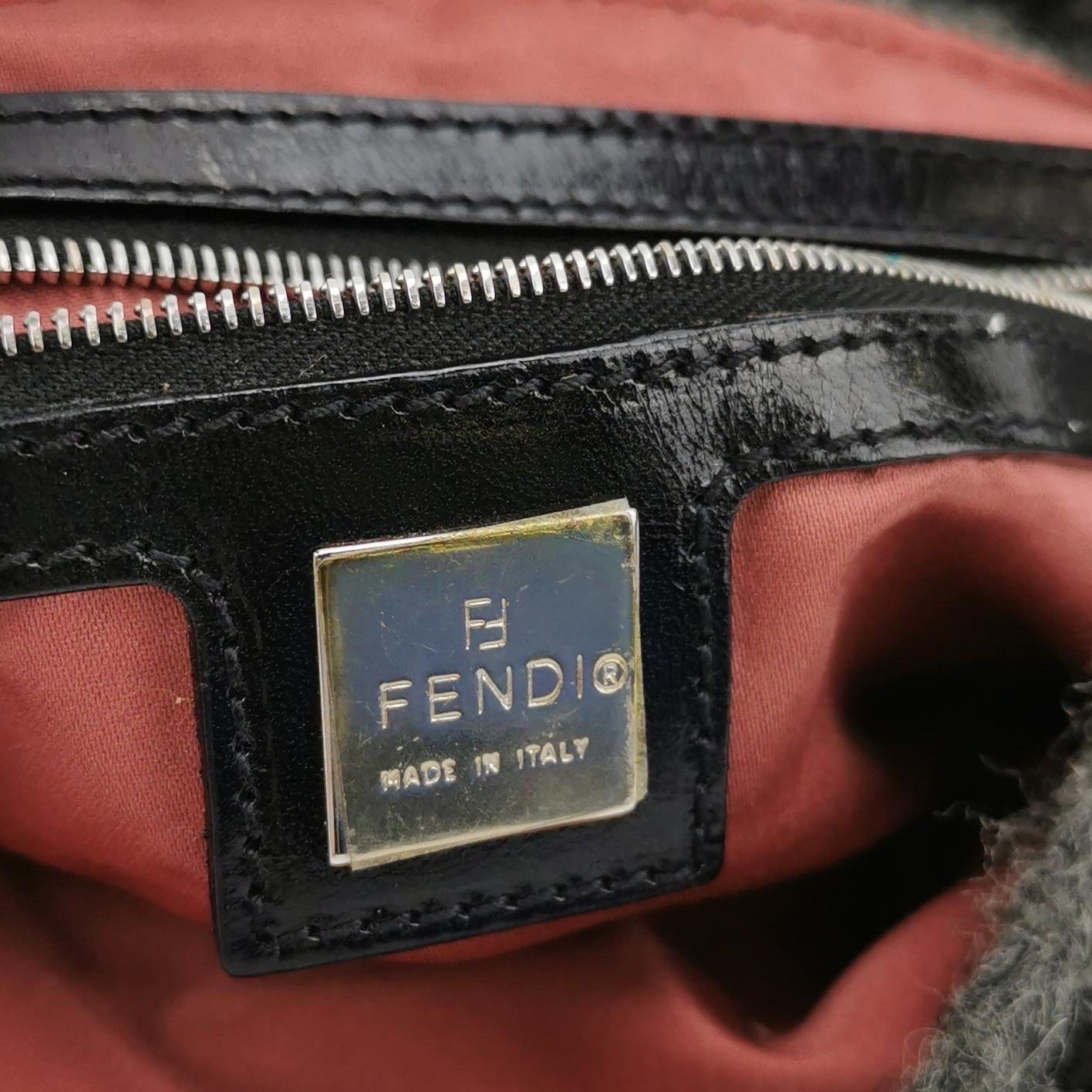 Borsa Baguette di Fendi Borsa a tracolla in maglia di lana grigia e bianca in vendita 1