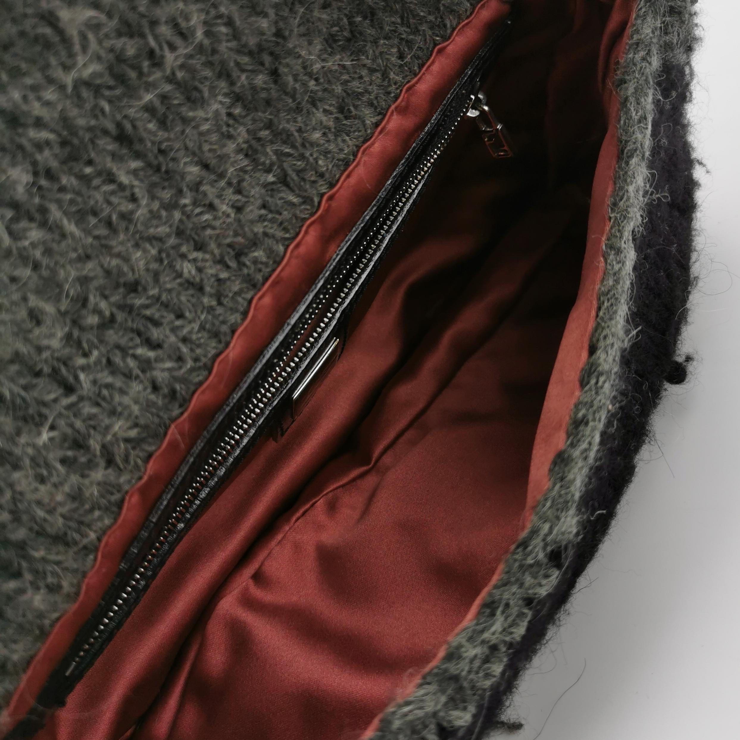 Borsa Baguette di Fendi Borsa a tracolla in maglia di lana grigia e bianca in vendita 2