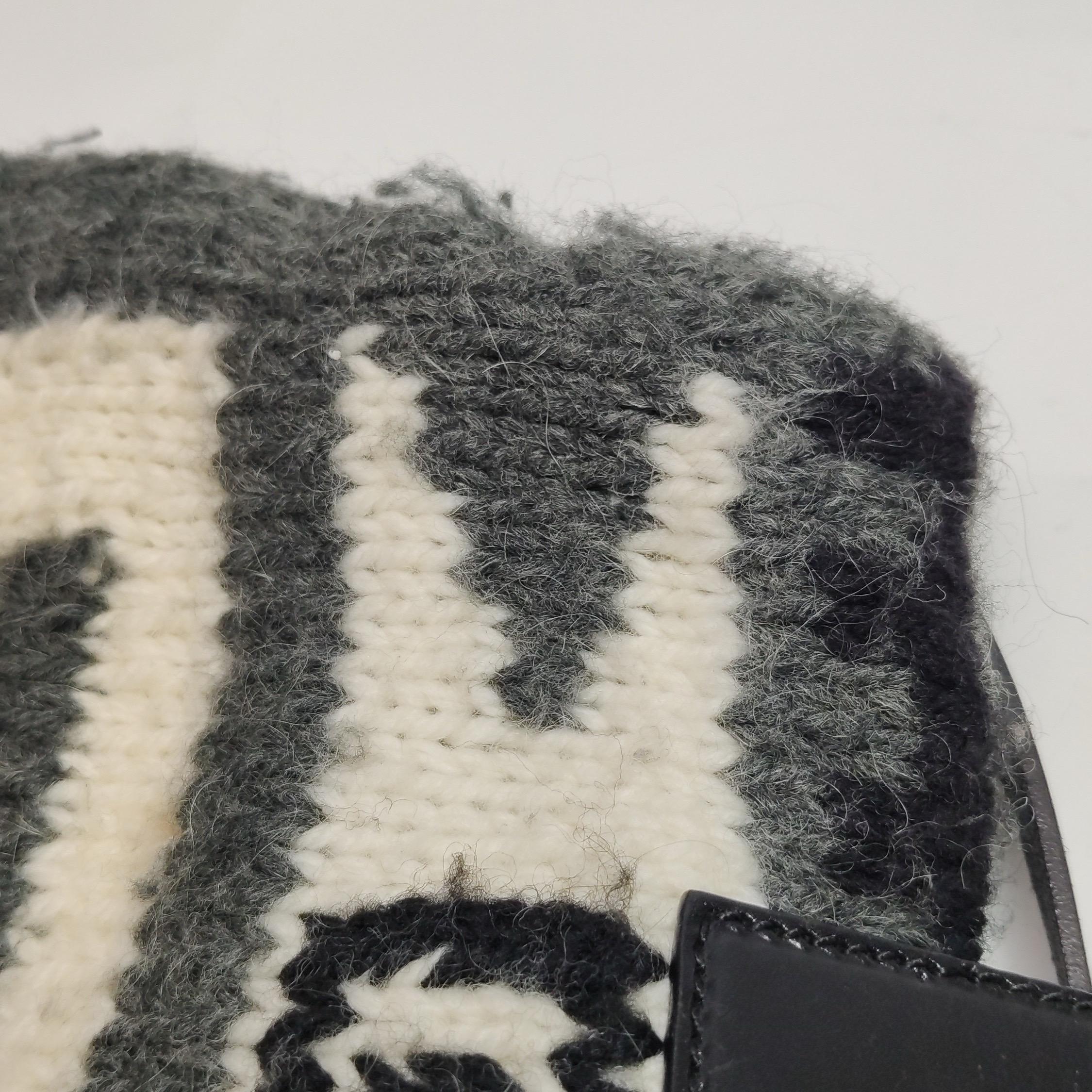 Borsa Baguette di Fendi Borsa a tracolla in maglia di lana grigia e bianca in vendita 10