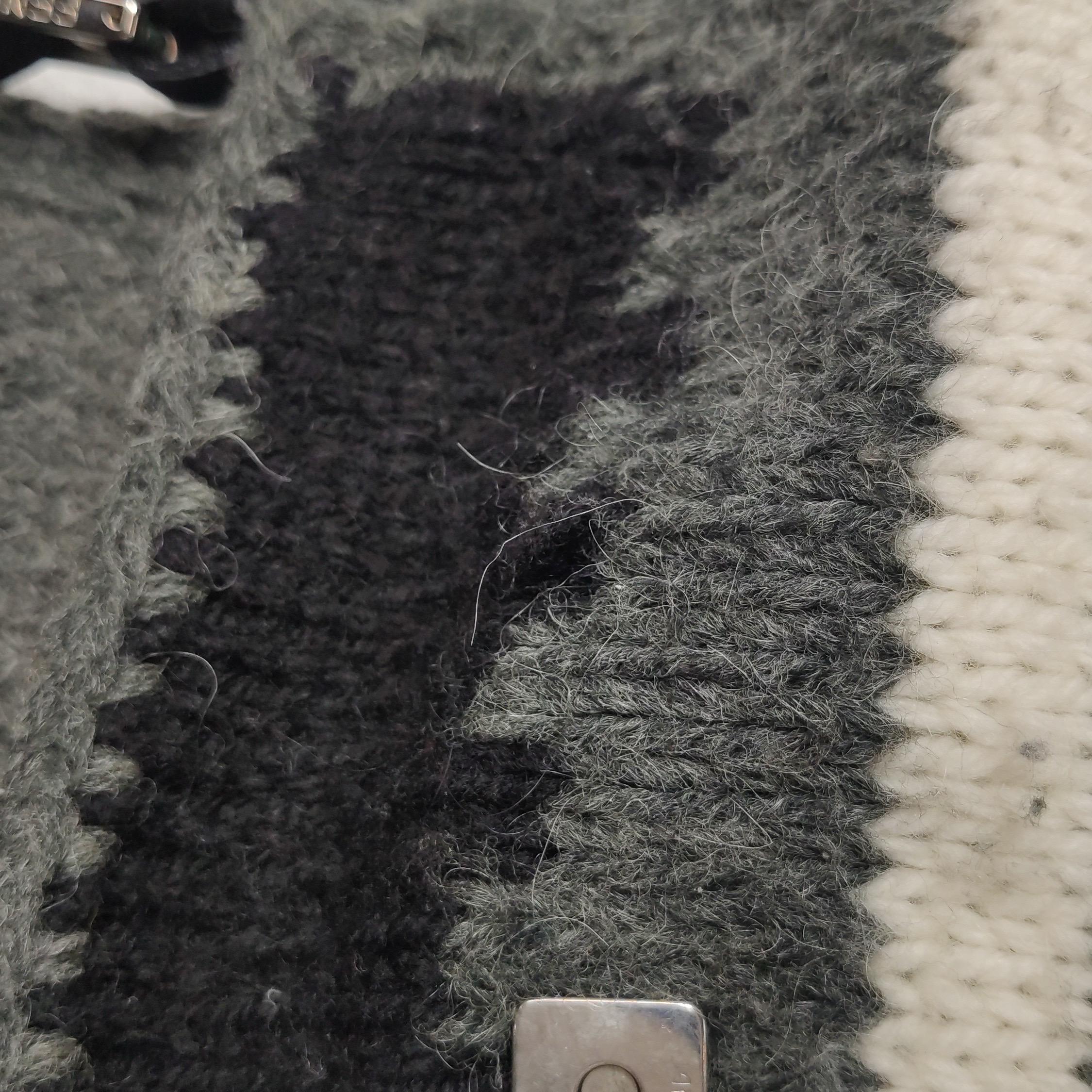 Borsa Baguette di Fendi Borsa a tracolla in maglia di lana grigia e bianca in vendita 11