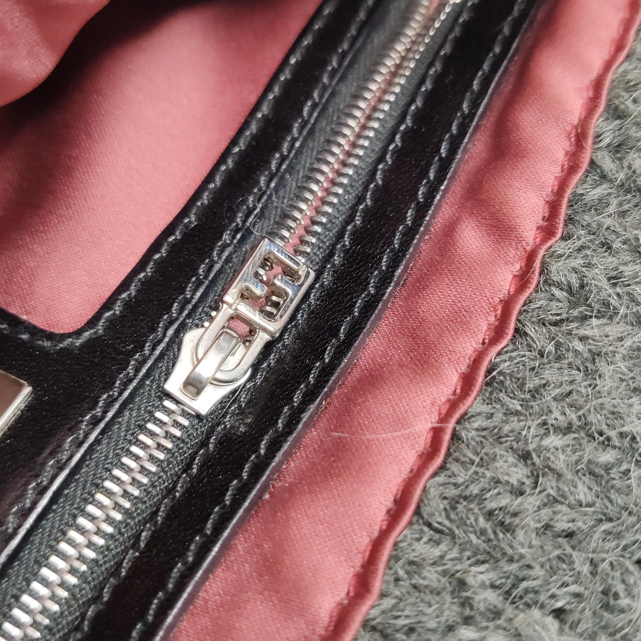 Borsa Baguette di Fendi Borsa a tracolla in maglia di lana grigia e bianca in vendita 15