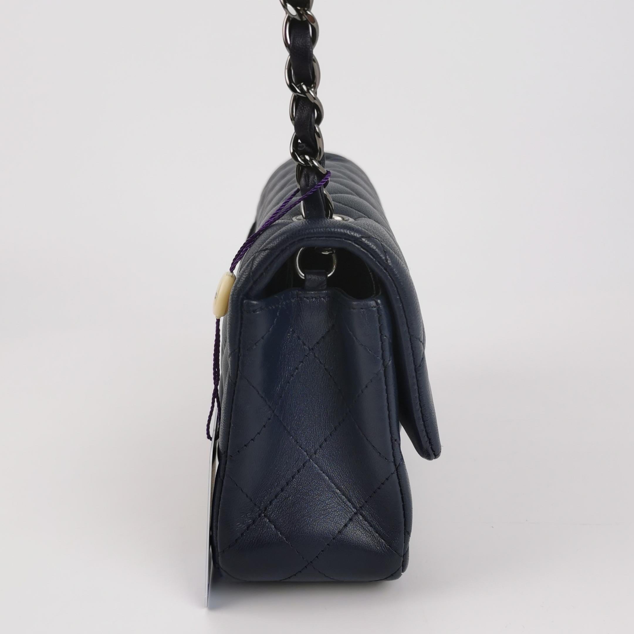 Noir Chanel Classic Flap Rectangular Mini Navy Lambskin 2013-2014 en vente