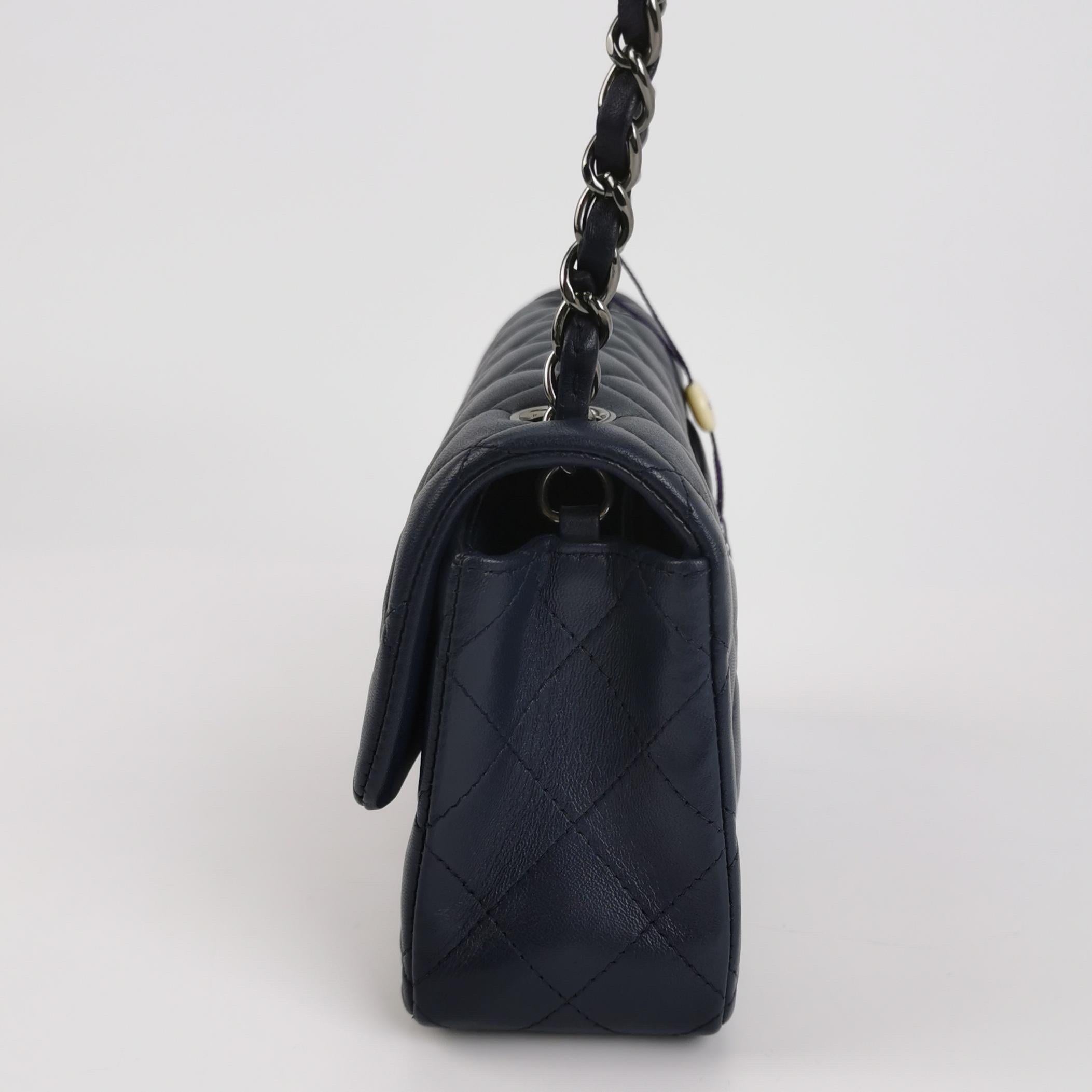 Chanel Classic Flap Rectangular Mini Navy Lambskin 2013-2014 Bon état - En vente à AUBERVILLIERS, FR