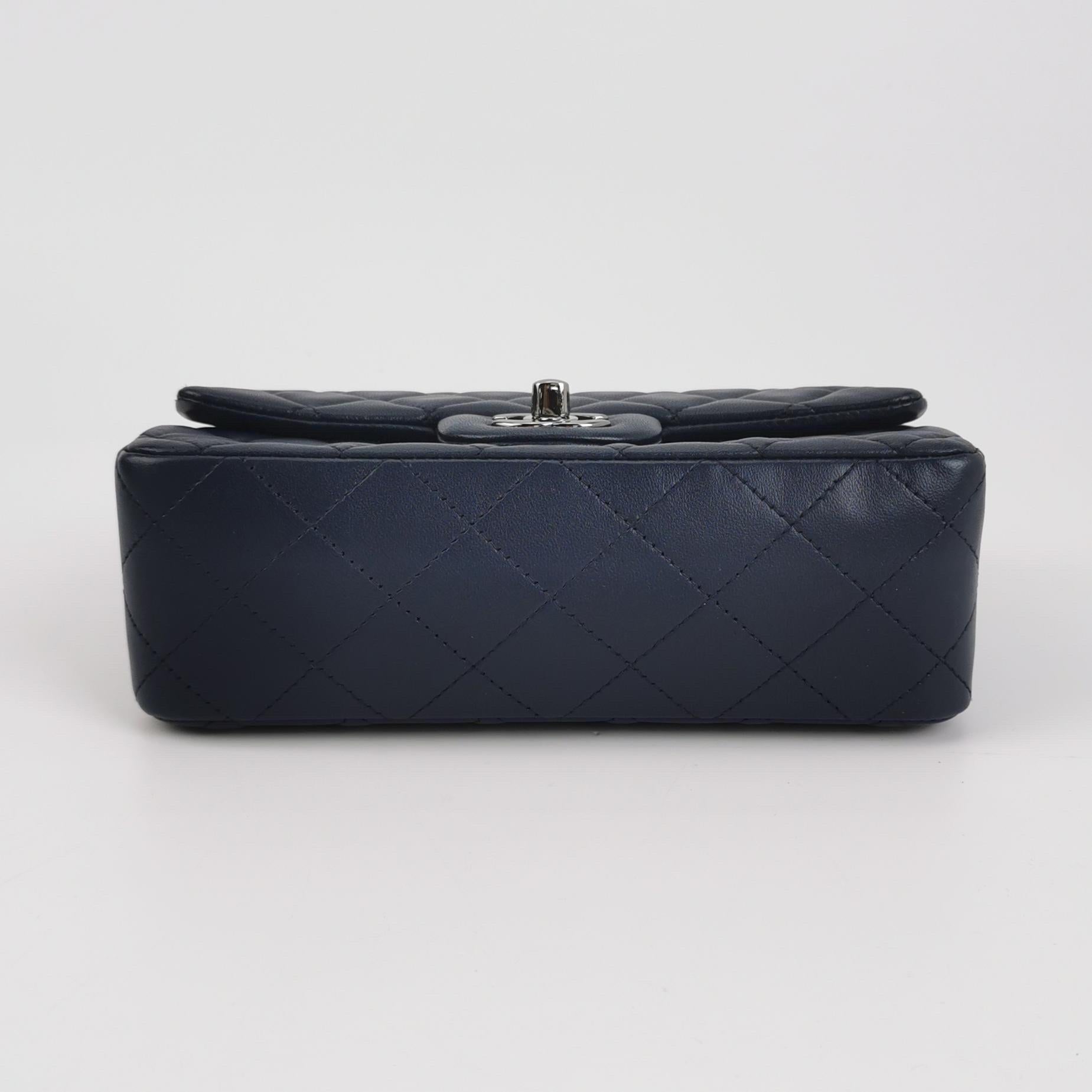 Chanel Classic Flap Rectangular Mini Navy Lambskin 2013-2014 en vente 2