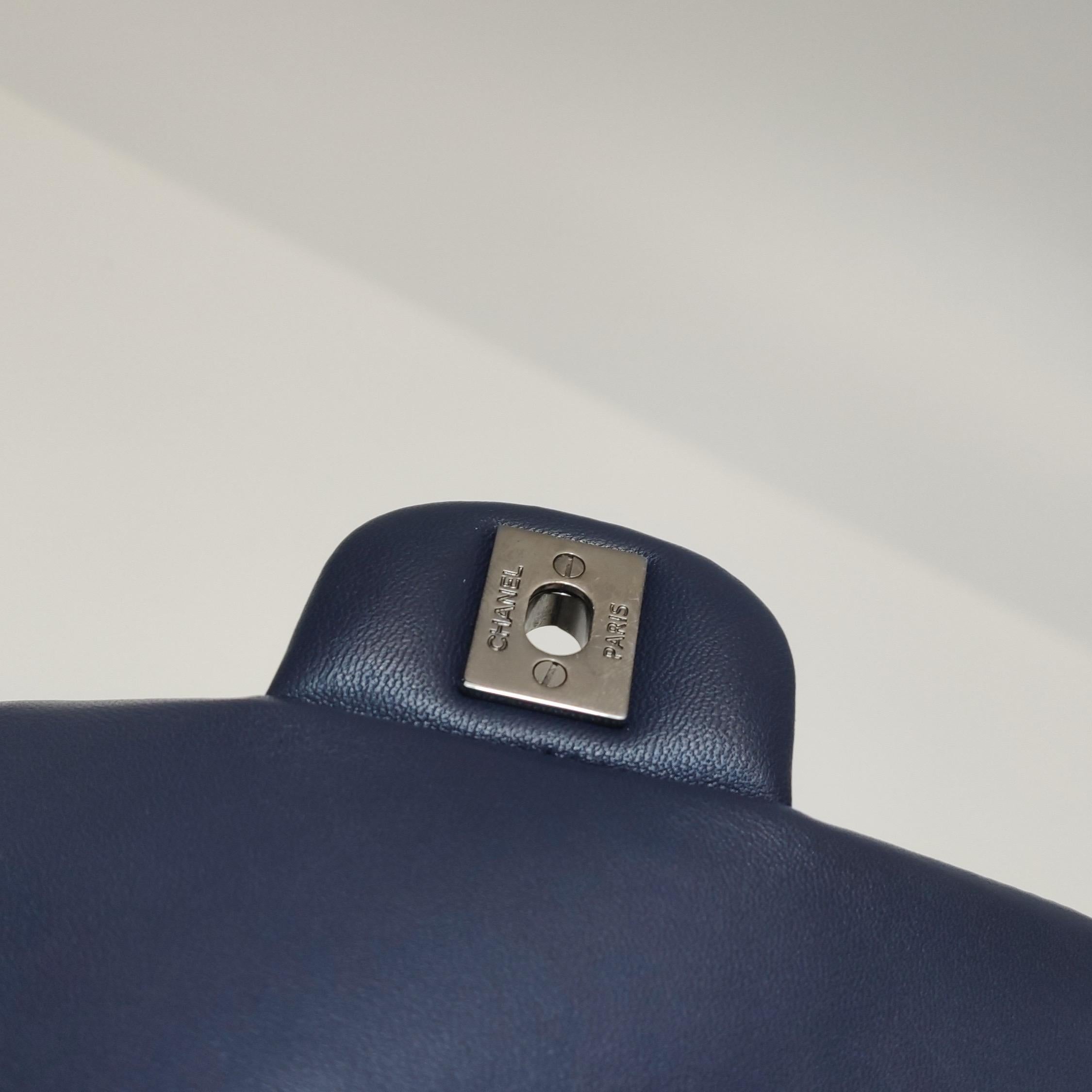 Chanel Classic Flap Rectangular Mini Navy Lambskin 2013-2014 en vente 7