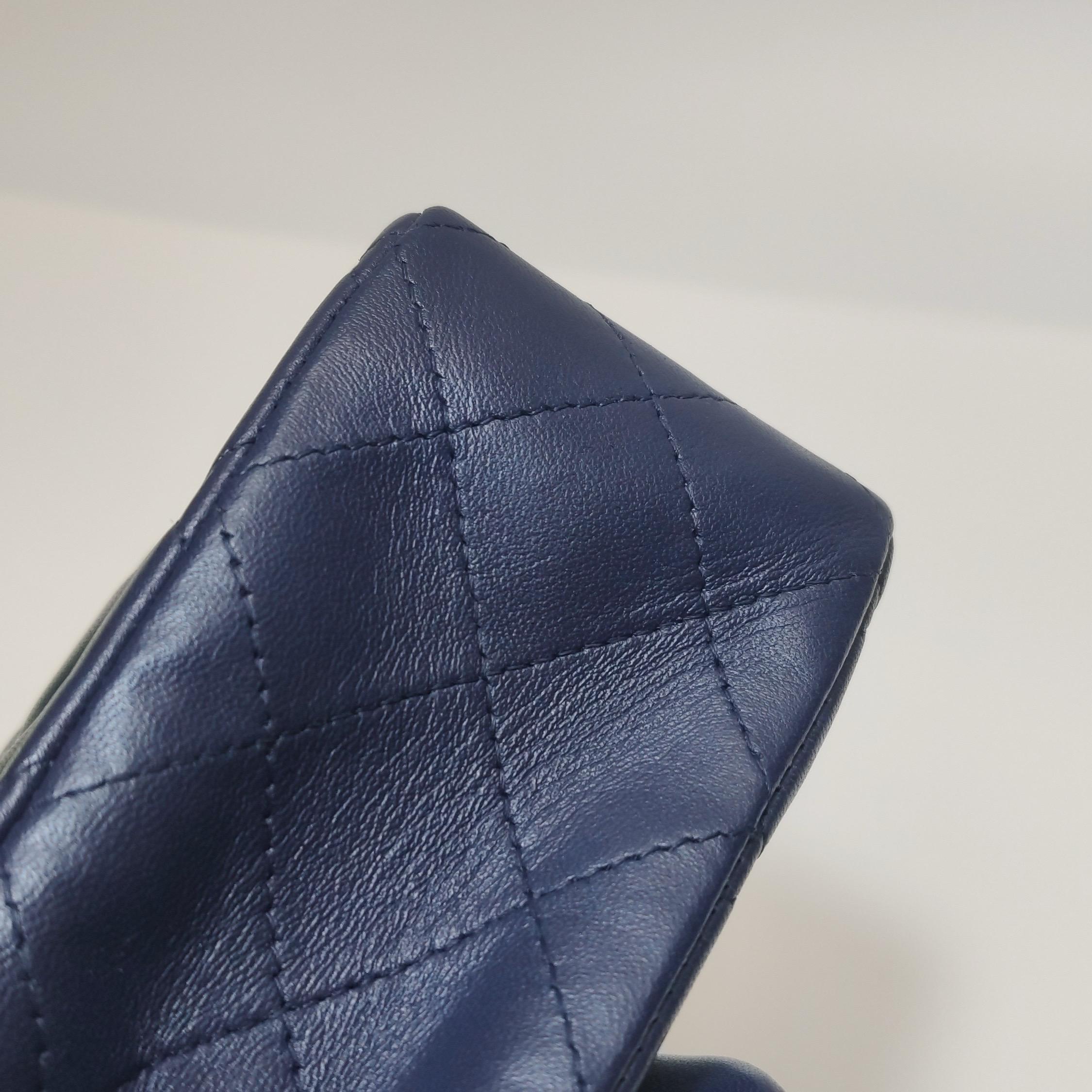 Chanel Classic Flap Rectangular Mini Navy Lambskin 2013-2014 en vente 9