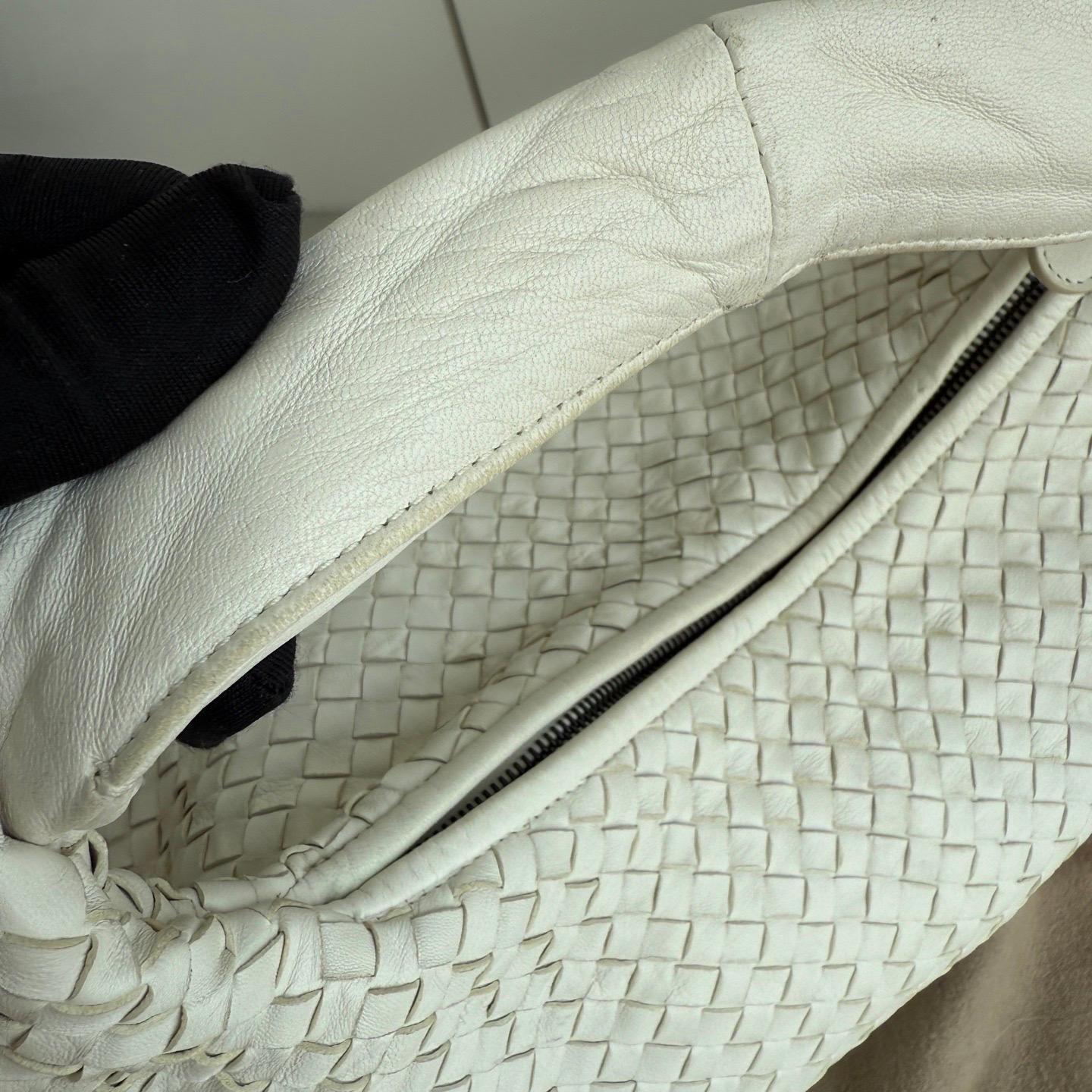 Bottega Veneta Belly Hobo Pelle Bianca Intrecciato Grande 47cm In condizioni ottime in vendita a AUBERVILLIERS, FR