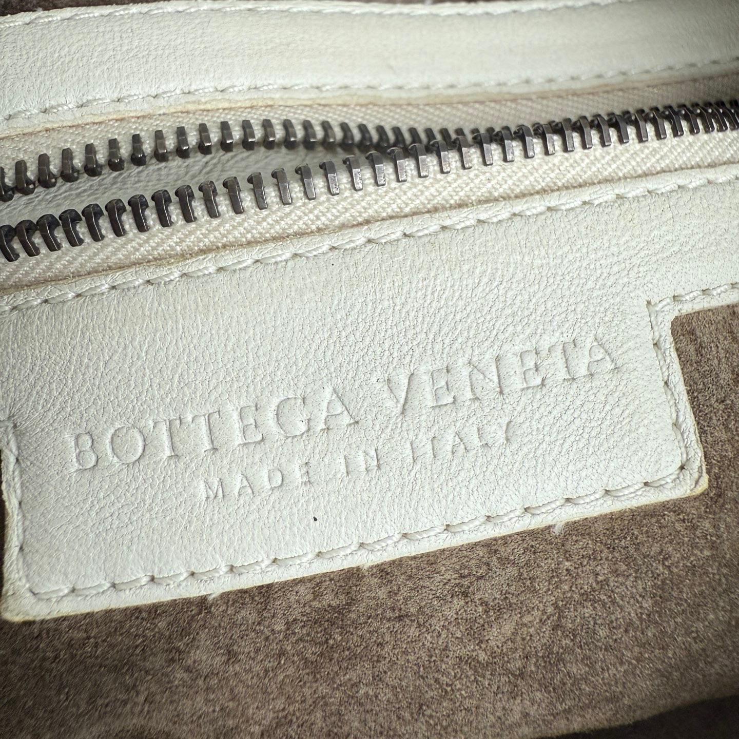 Bottega Veneta Belly Hobo Pelle Bianca Intrecciato Grande 47cm in vendita 14
