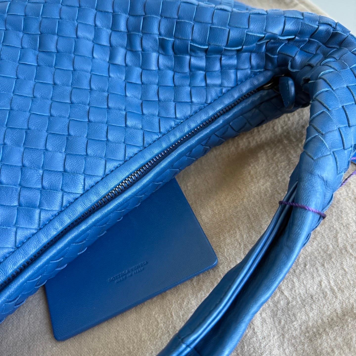 Blu Bottega Veneta Hobo in pelle blu Intrecciato 47cm in vendita