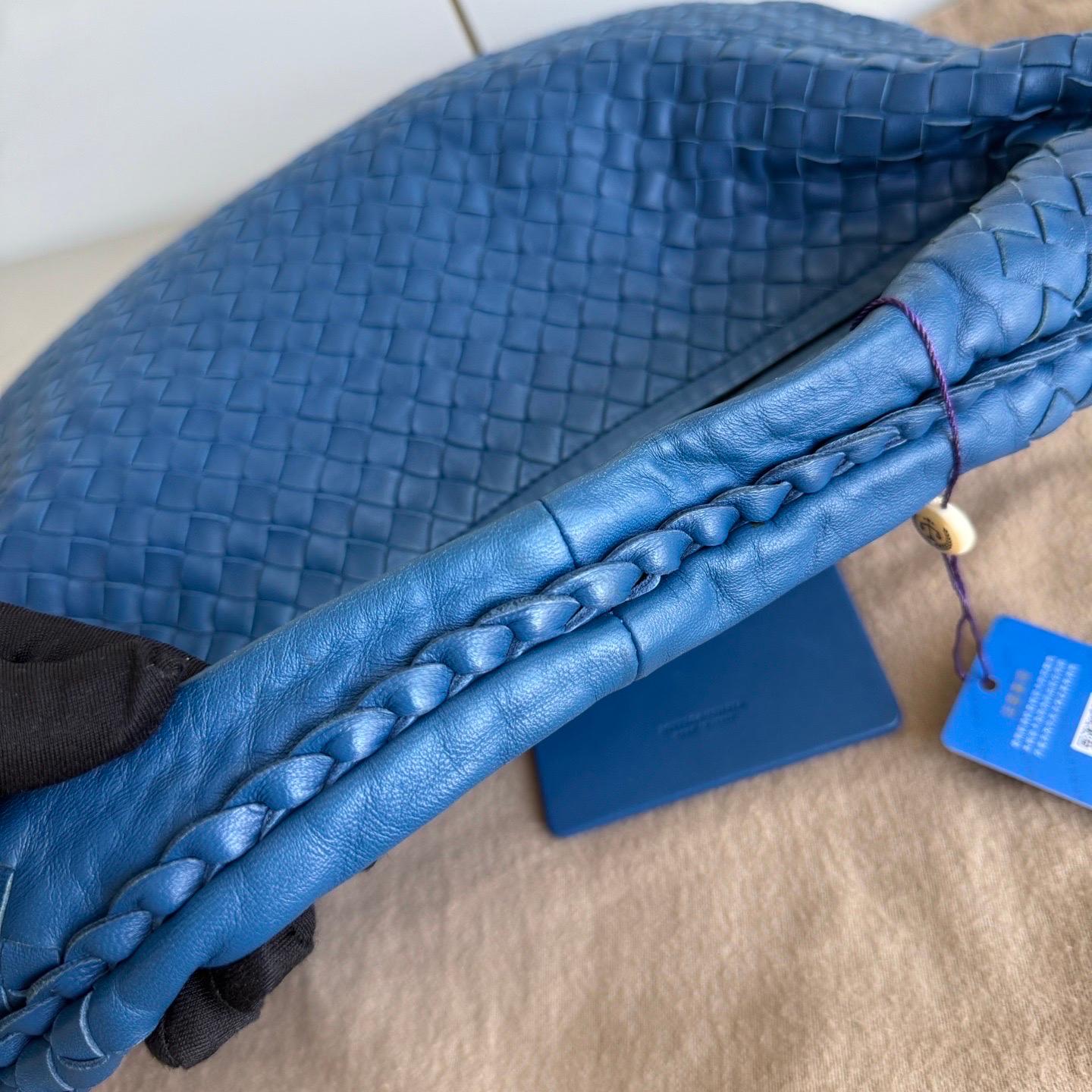 Donna Bottega Veneta Hobo in pelle blu Intrecciato 47cm in vendita
