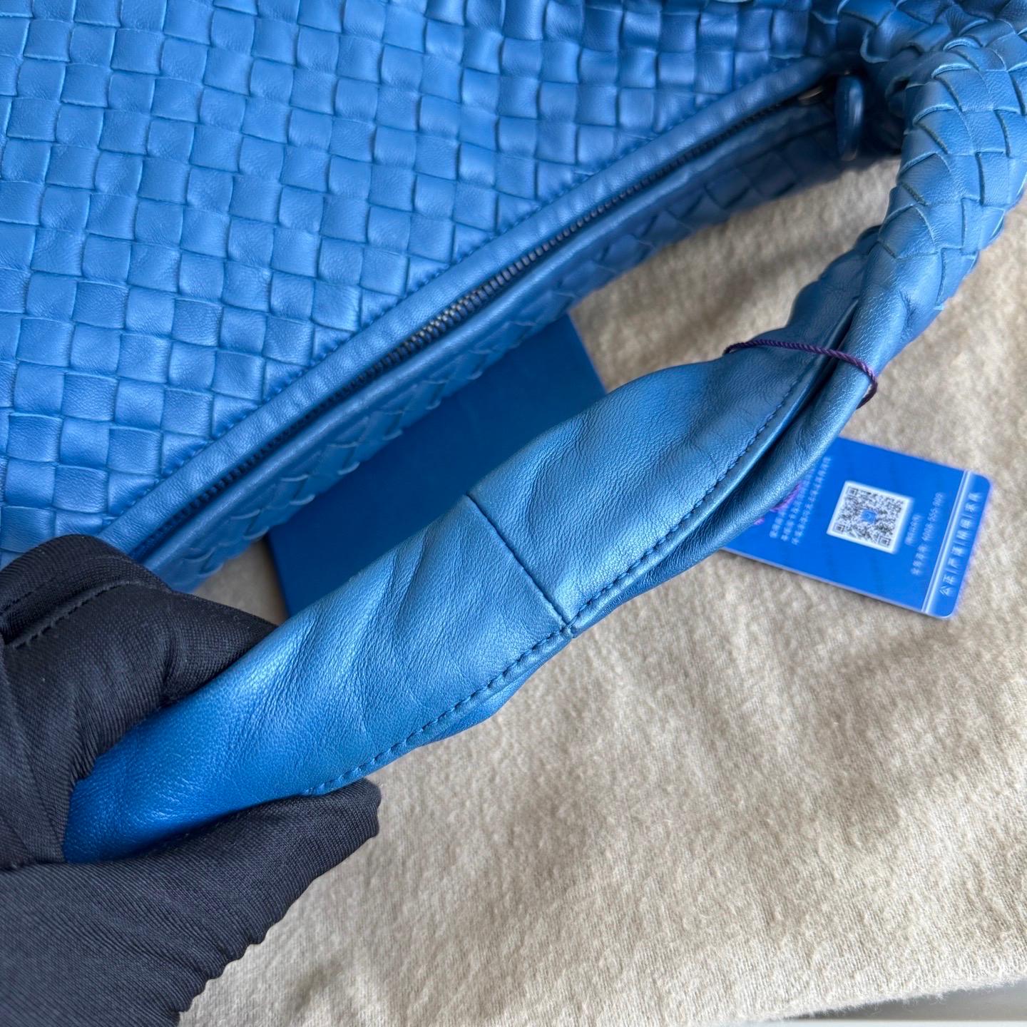 Bottega Veneta Hobo in pelle blu Intrecciato 47cm in vendita 1