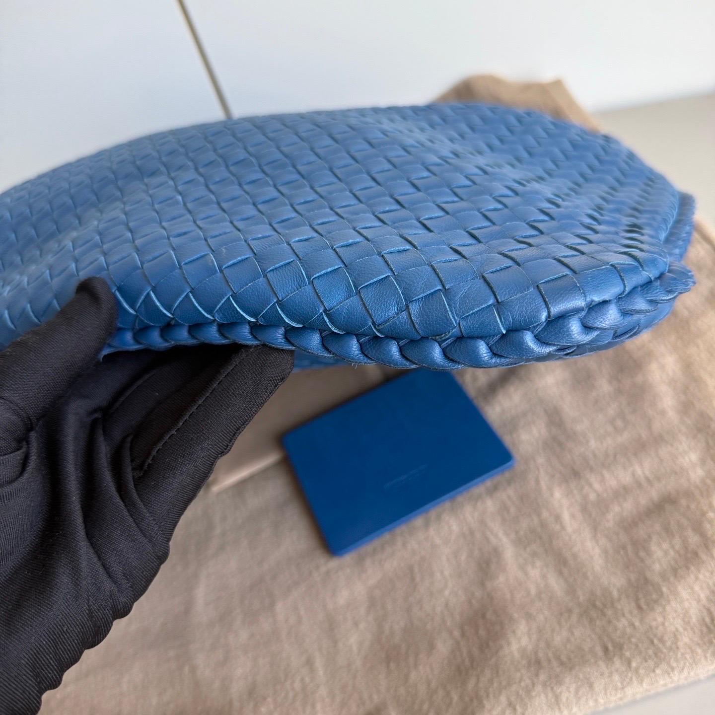 Bottega Veneta Hobo in pelle blu Intrecciato 47cm in vendita 3