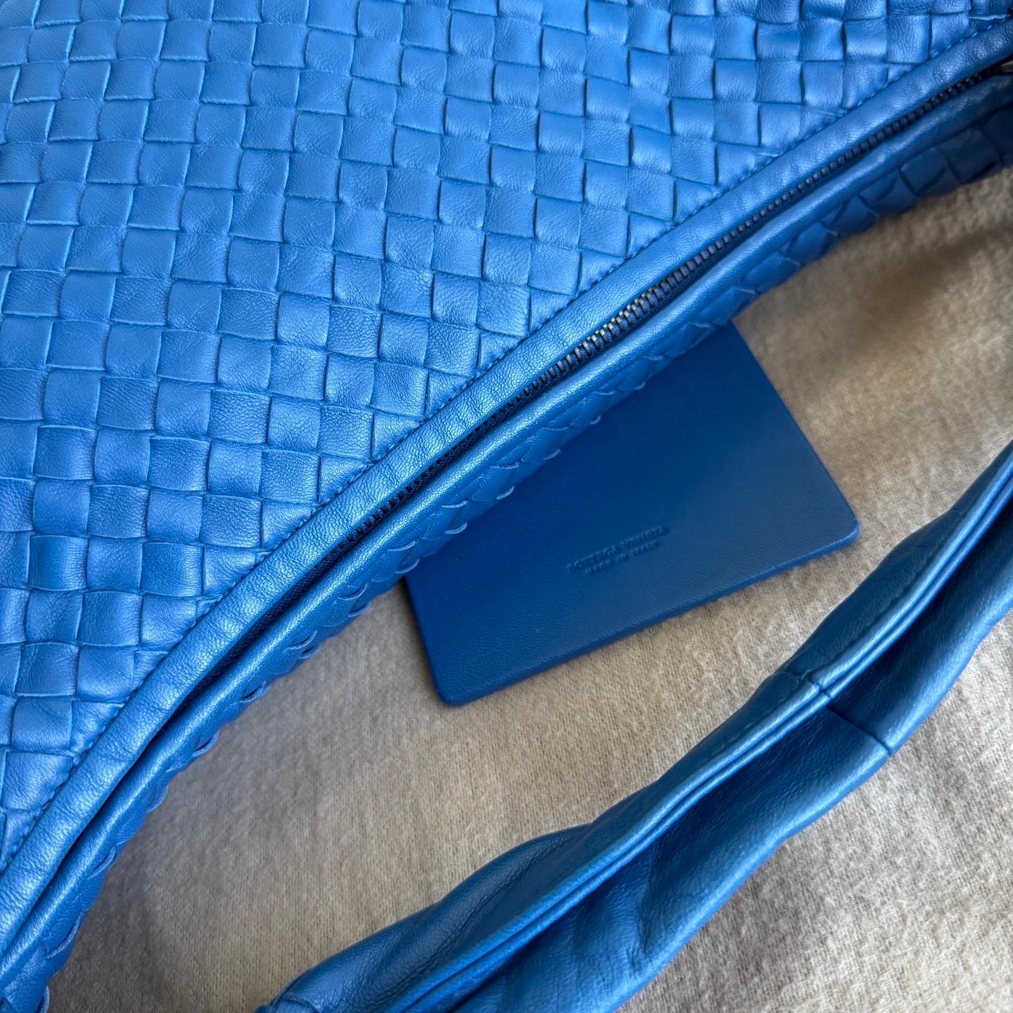 Bottega Veneta Hobo in pelle blu Intrecciato 47cm in vendita 2