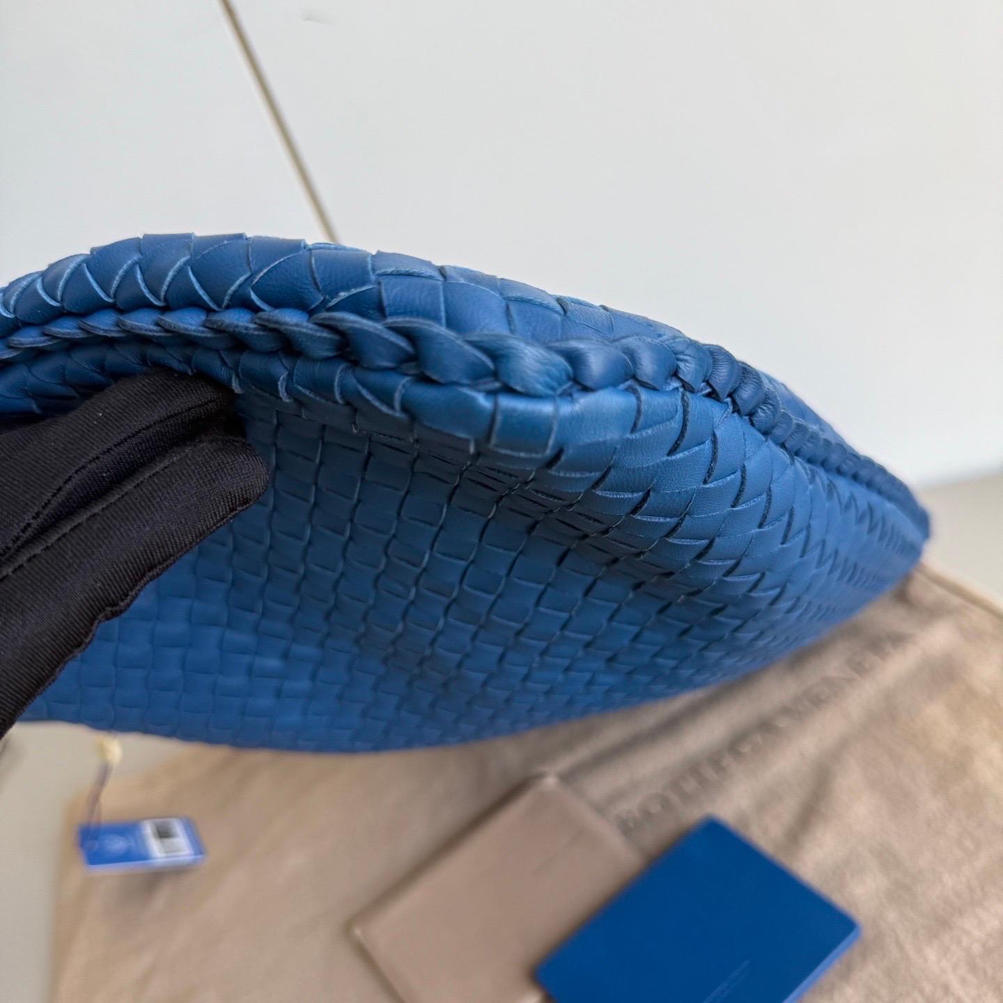 Bottega Veneta Hobo in pelle blu Intrecciato 47cm in vendita 4
