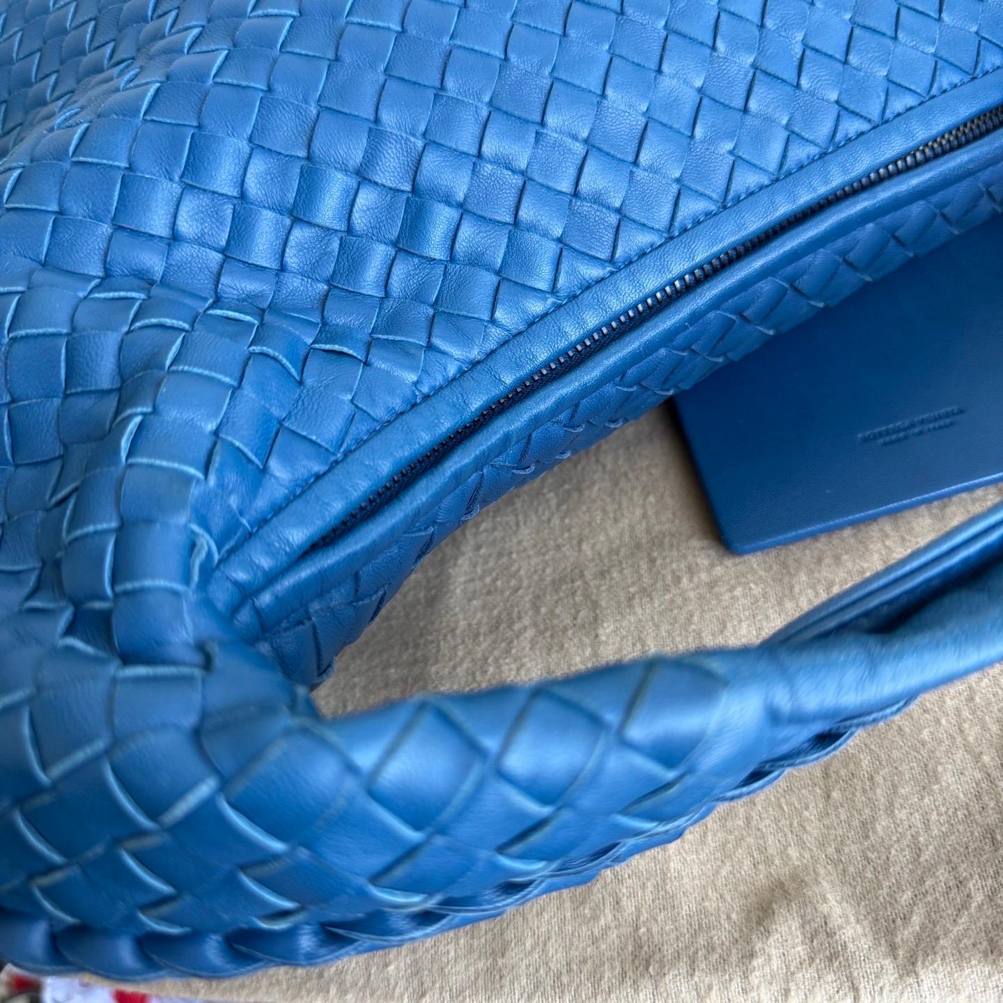 Bottega Veneta Hobo in pelle blu Intrecciato 47cm in vendita 5