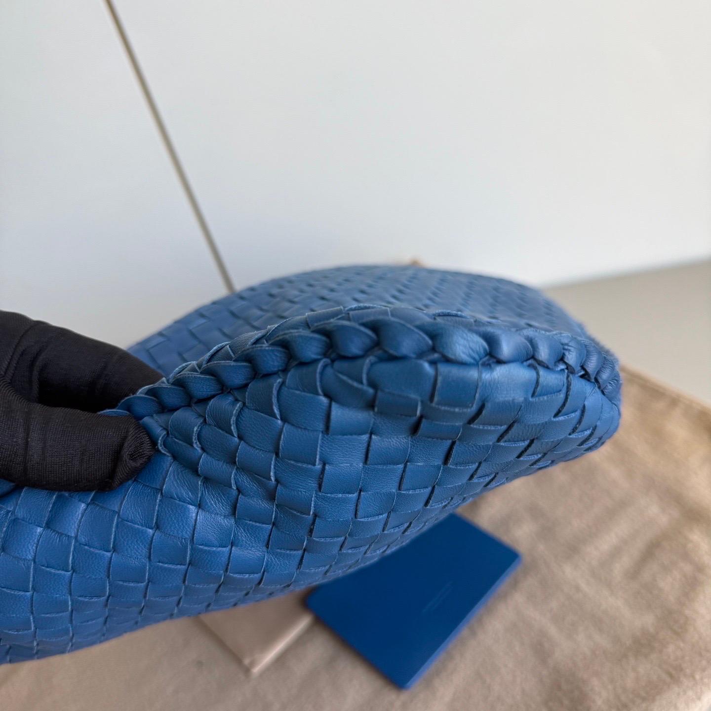Bottega Veneta Hobo in pelle blu Intrecciato 47cm in vendita 7