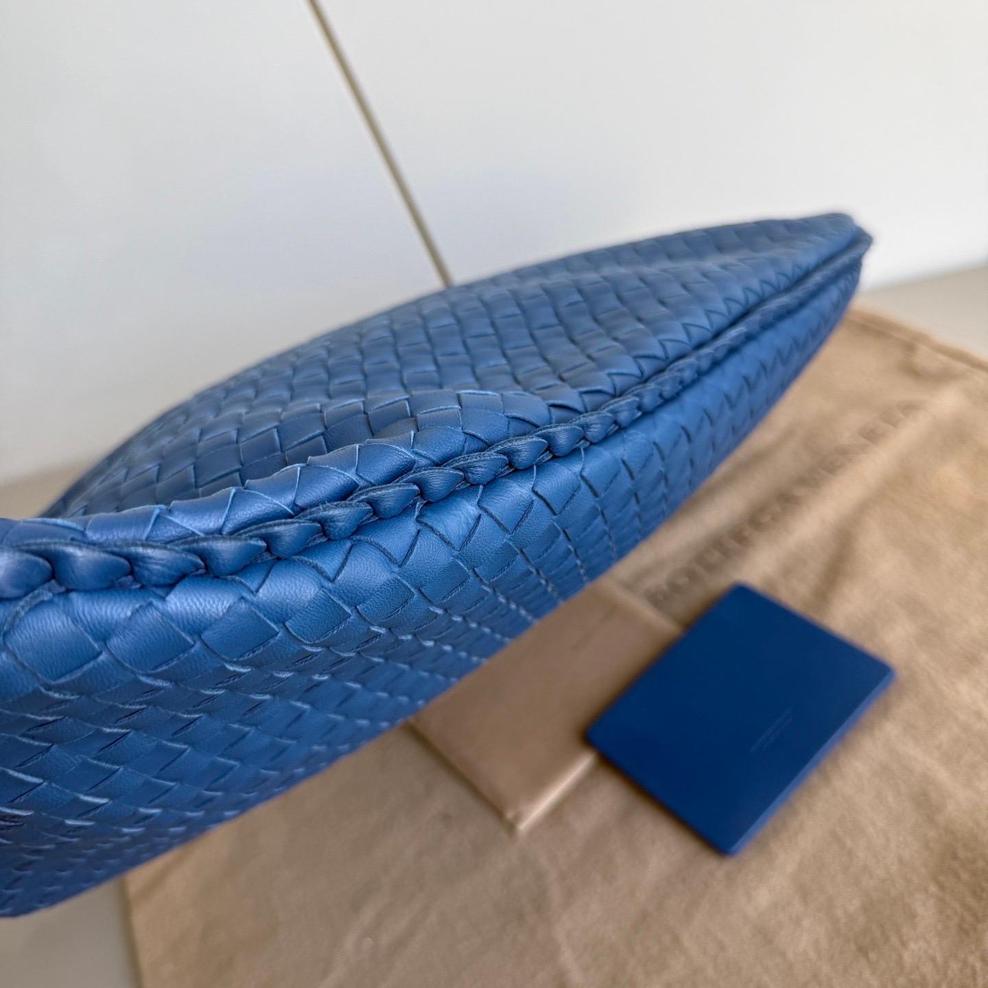 Bottega Veneta Hobo in pelle blu Intrecciato 47cm in vendita 6