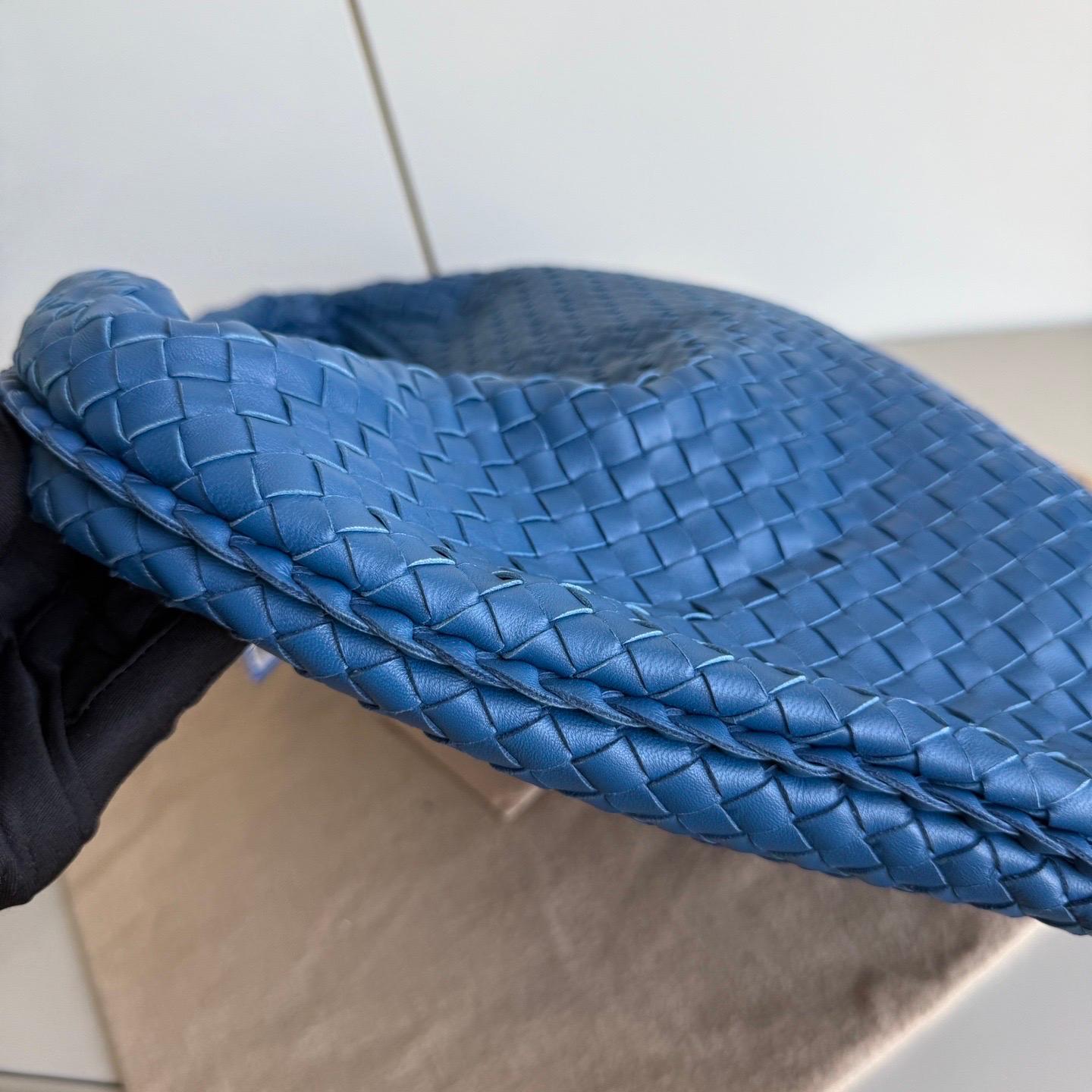 Bottega Veneta Hobo in pelle blu Intrecciato 47cm in vendita 9
