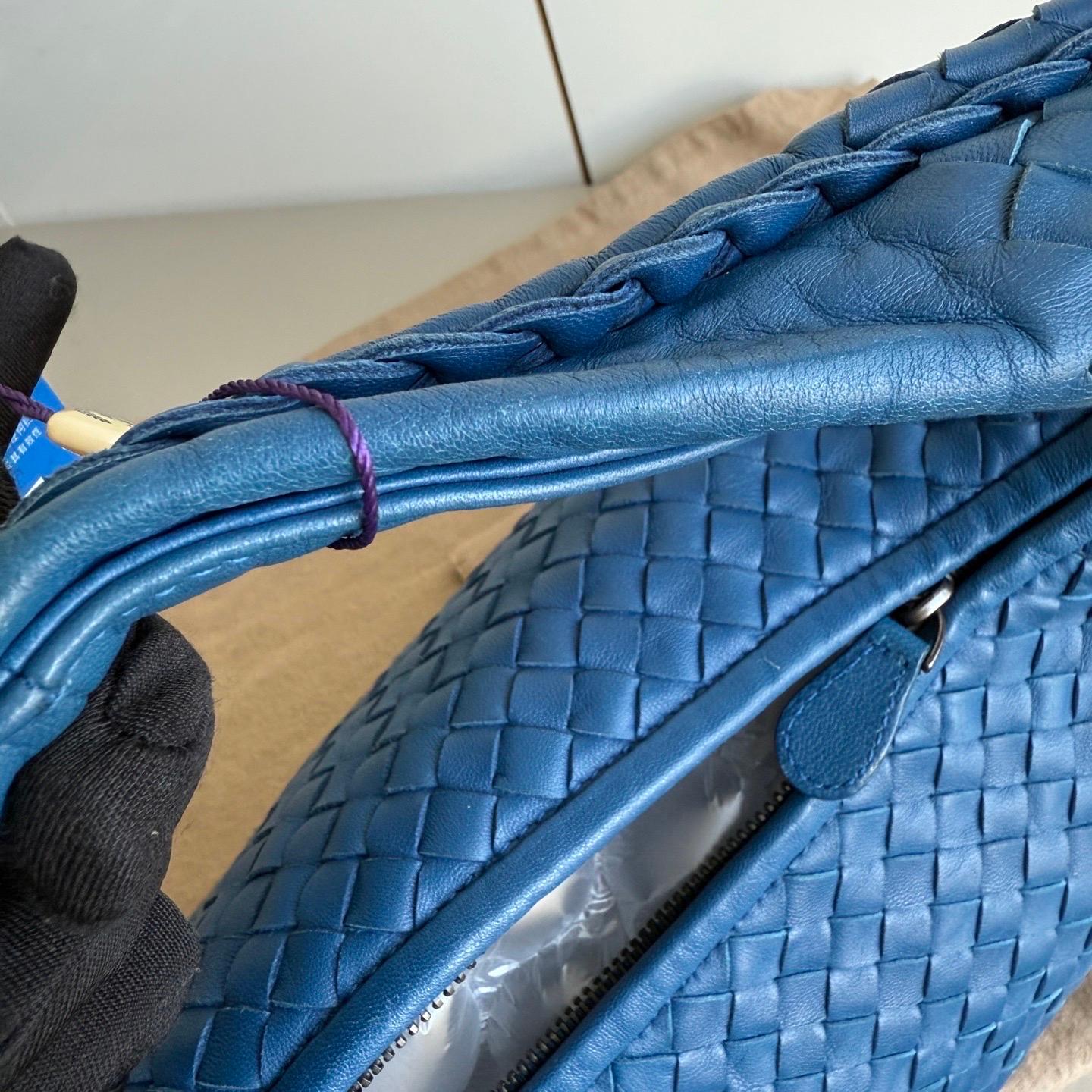 Bottega Veneta Hobo in pelle blu Intrecciato 47cm in vendita 10
