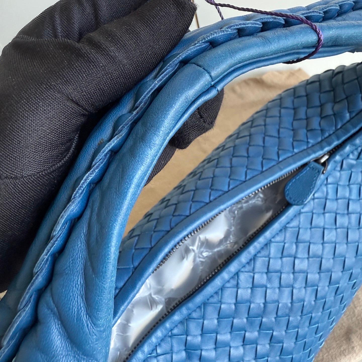 Bottega Veneta Hobo in pelle blu Intrecciato 47cm in vendita 11
