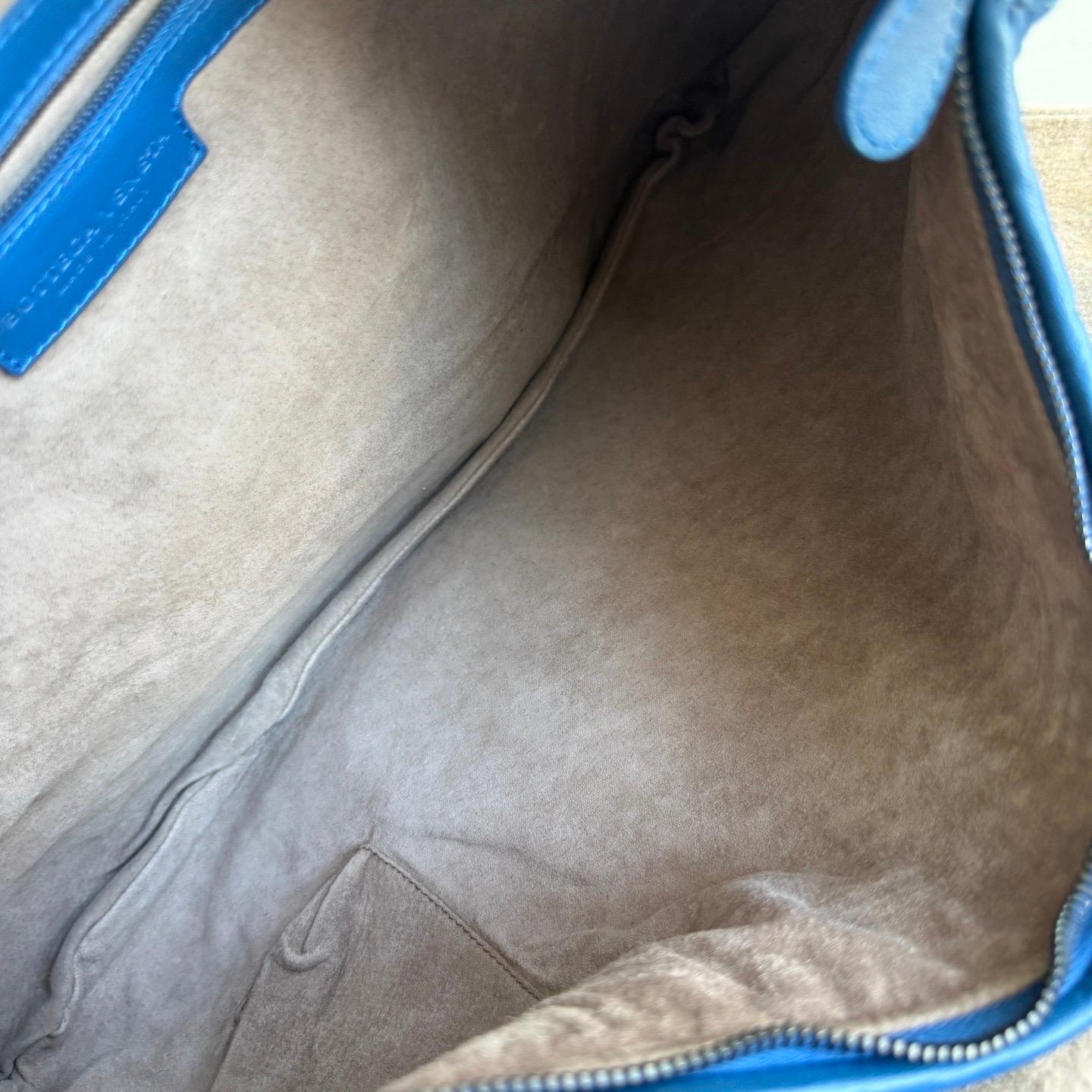 Bottega Veneta Hobo in pelle blu Intrecciato 47cm in vendita 13