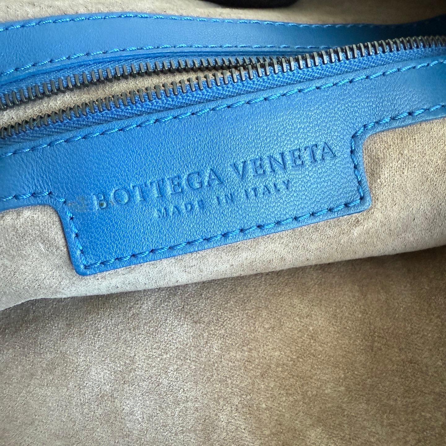 Bottega Veneta Hobo in pelle blu Intrecciato 47cm in vendita 12